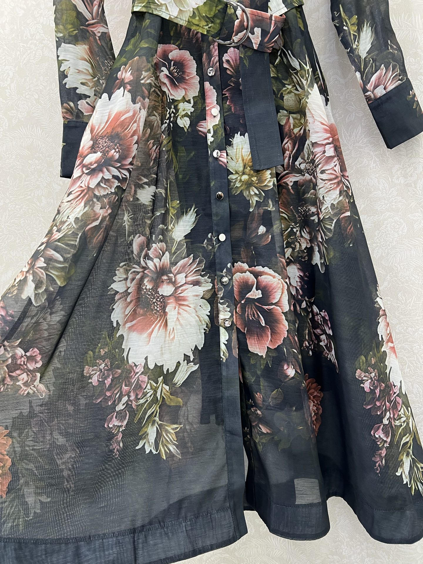 🔥🔥ZIMMERMAN* 25新款翻领长袖假两件长款连衣裙·选用纯棉混纺面料制成，晕染的花色搭配本布包扣