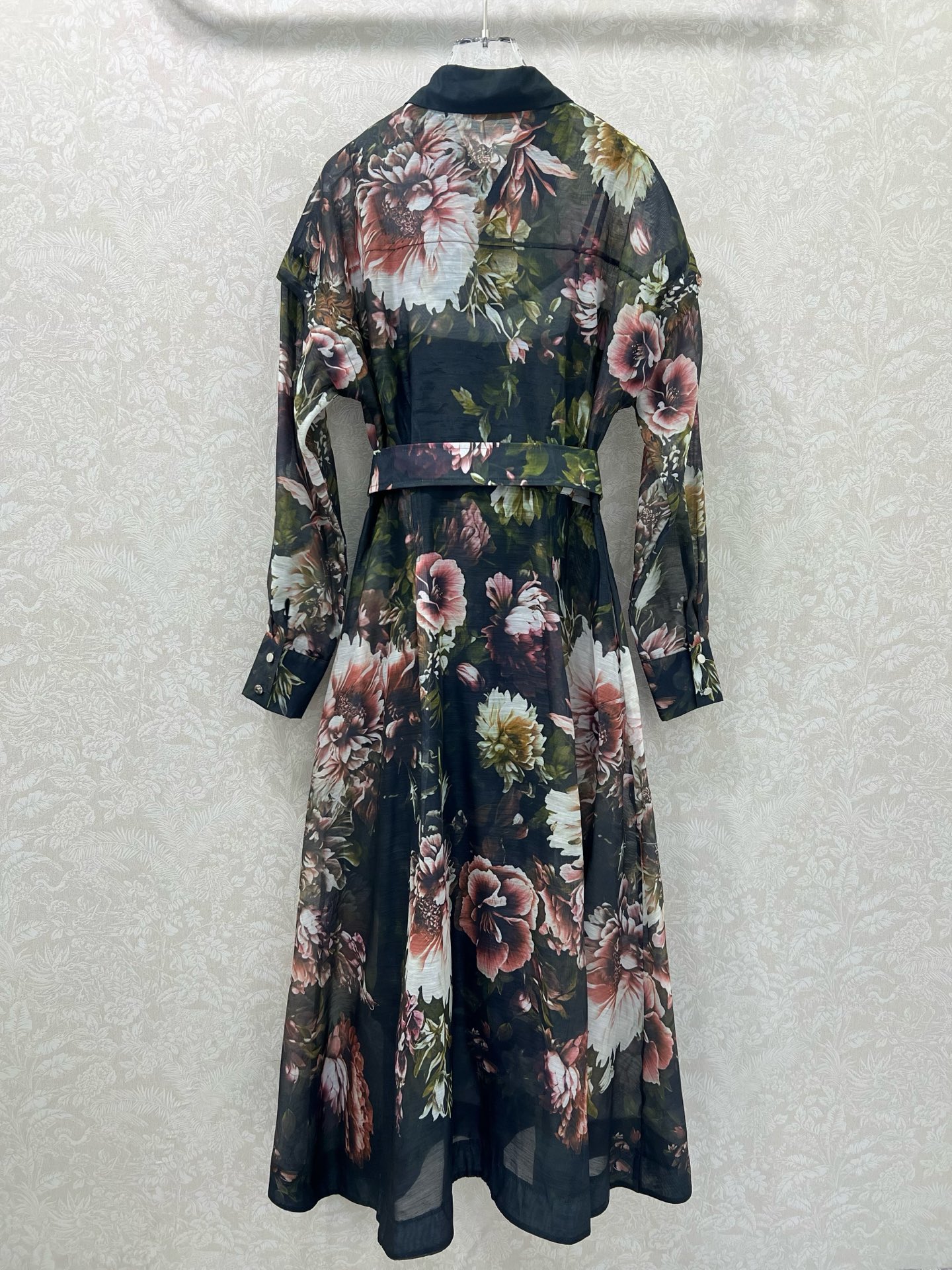 🔥🔥ZIMMERMAN* 25新款翻领长袖假两件长款连衣裙·选用纯棉混纺面料制成，晕染的花色搭配本布包扣