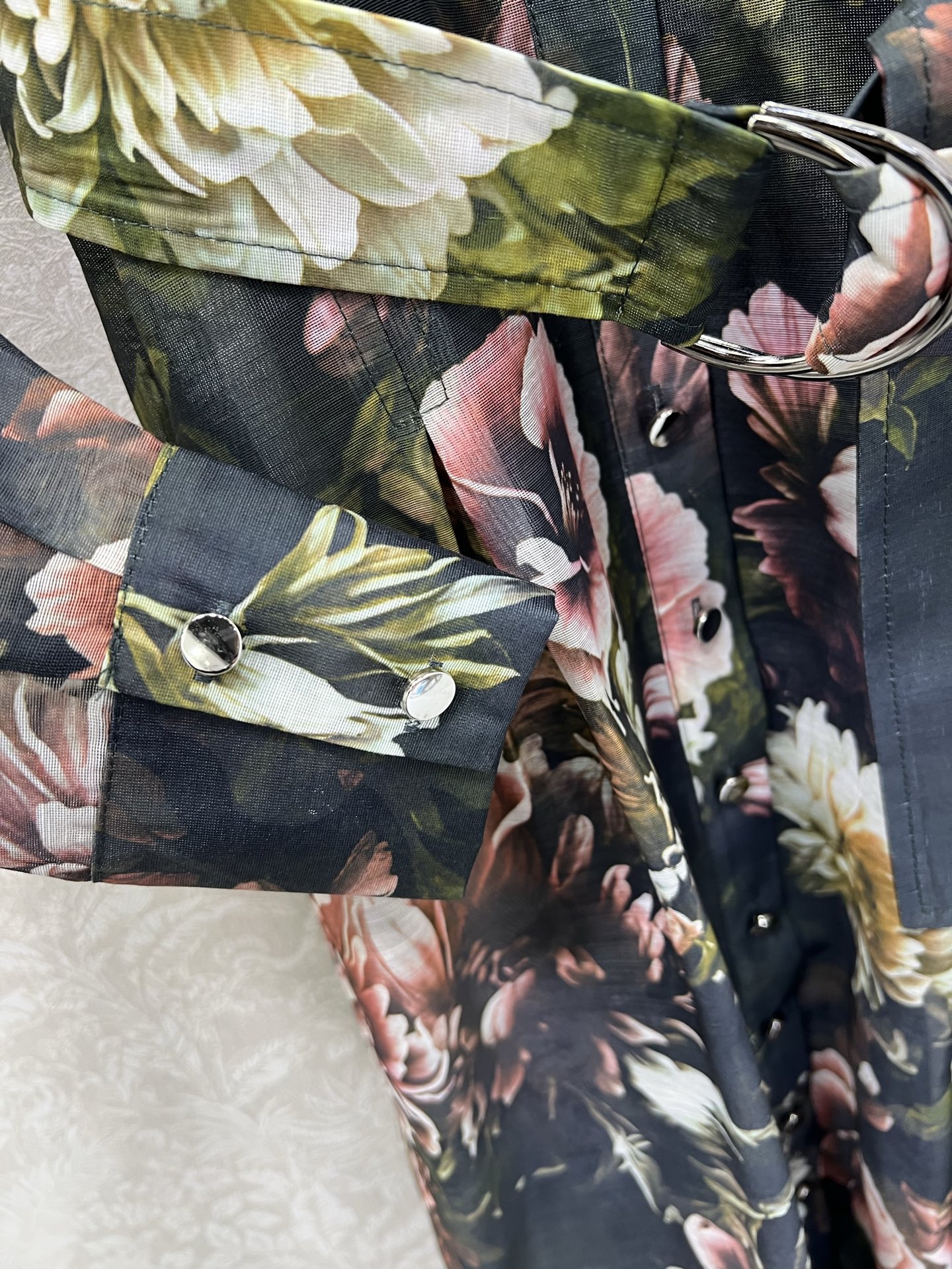 🔥🔥ZIMMERMAN* 25新款翻领长袖假两件长款连衣裙·选用纯棉混纺面料制成，晕染的花色搭配本布包扣