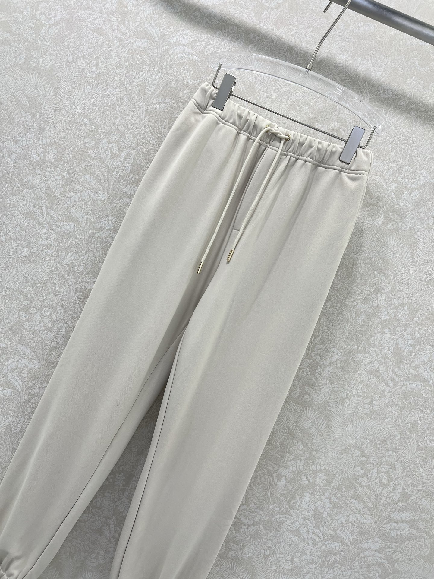 🔥🔥 FEND*25新款抽绳束脚裤 减龄风十足 💯高密度纯棉面料 触感细腻柔软 上身很舒服 后口袋定制双