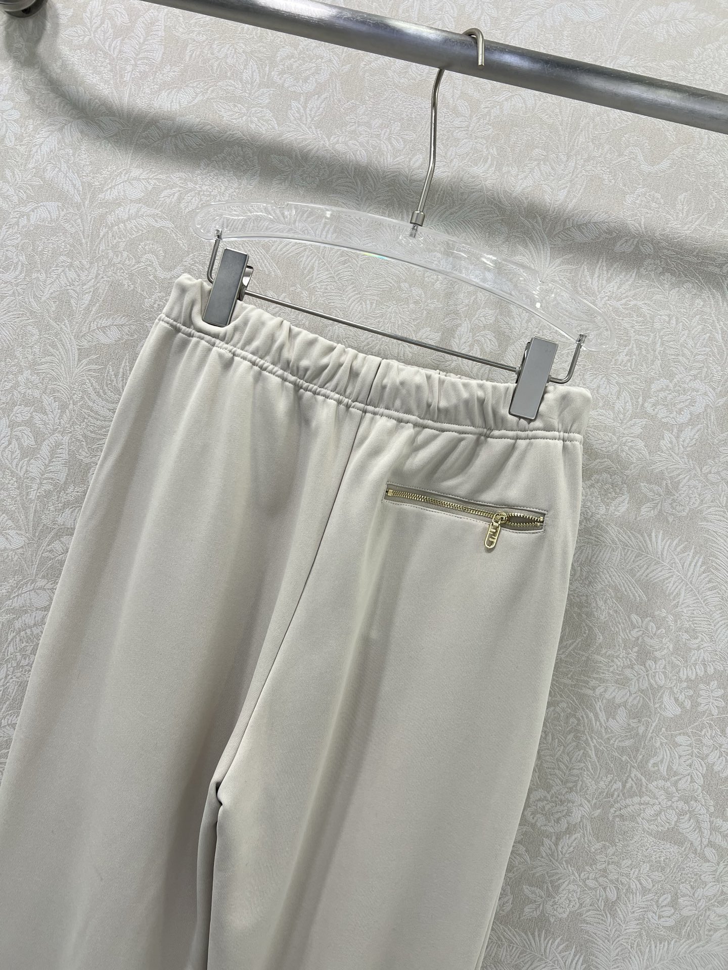 🔥🔥 FEND*25新款抽绳束脚裤 减龄风十足 💯高密度纯棉面料 触感细腻柔软 上身很舒服 后口袋定制双