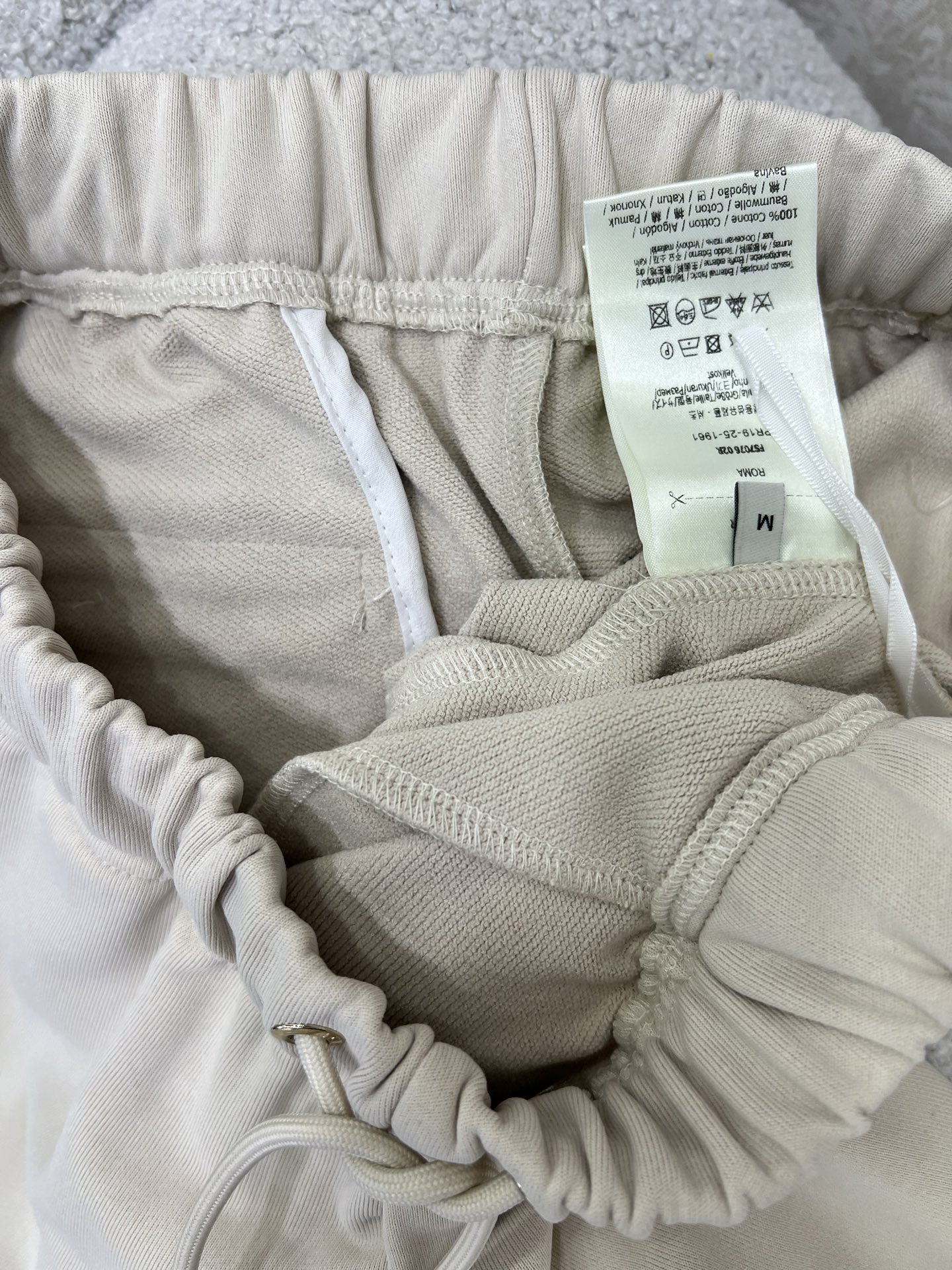 🔥🔥 FEND*25新款抽绳束脚裤 减龄风十足 💯高密度纯棉面料 触感细腻柔软 上身很舒服 后口袋定制双