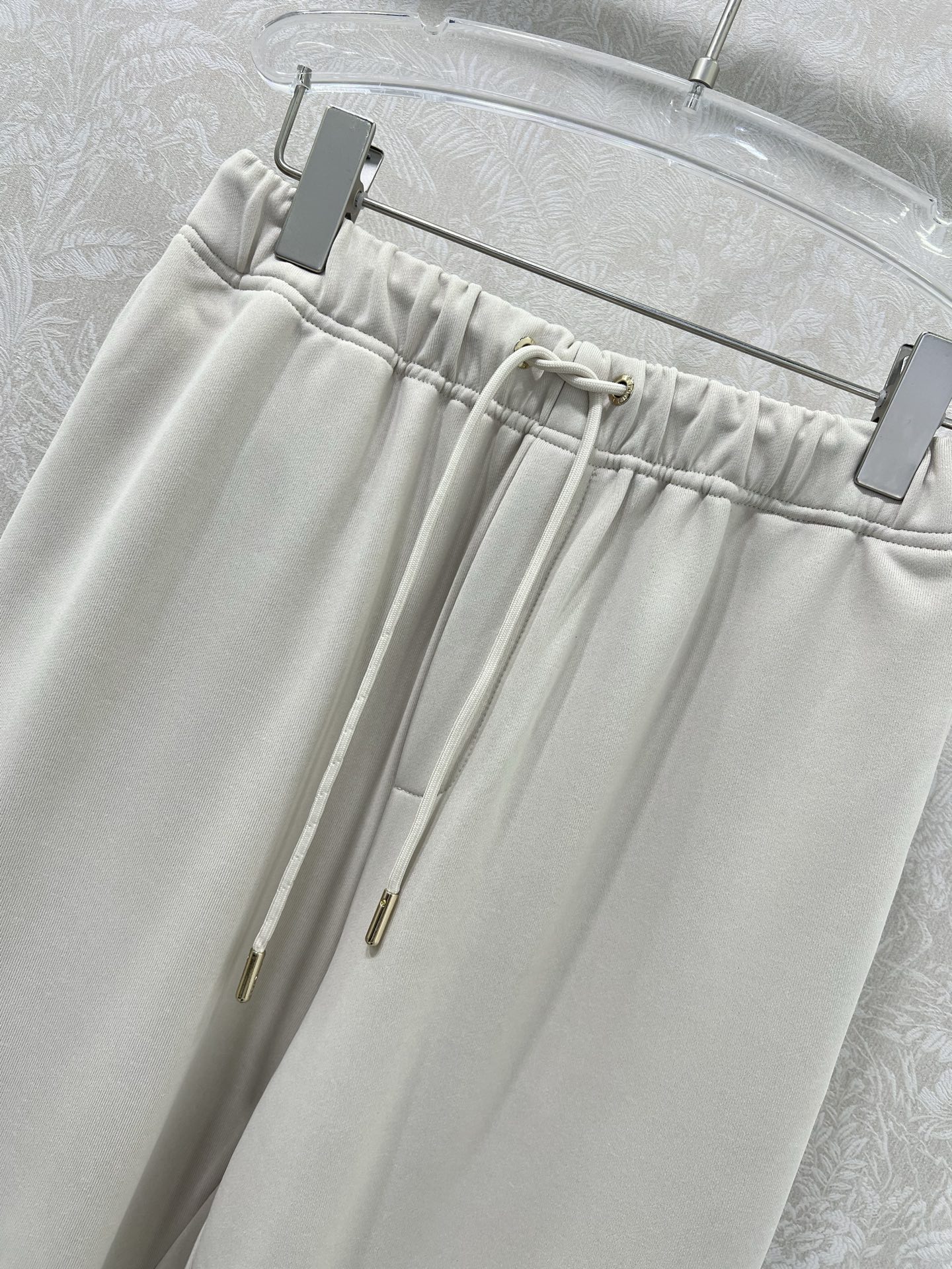 🔥🔥 FEND*25新款抽绳束脚裤 减龄风十足 💯高密度纯棉面料 触感细腻柔软 上身很舒服 后口袋定制双