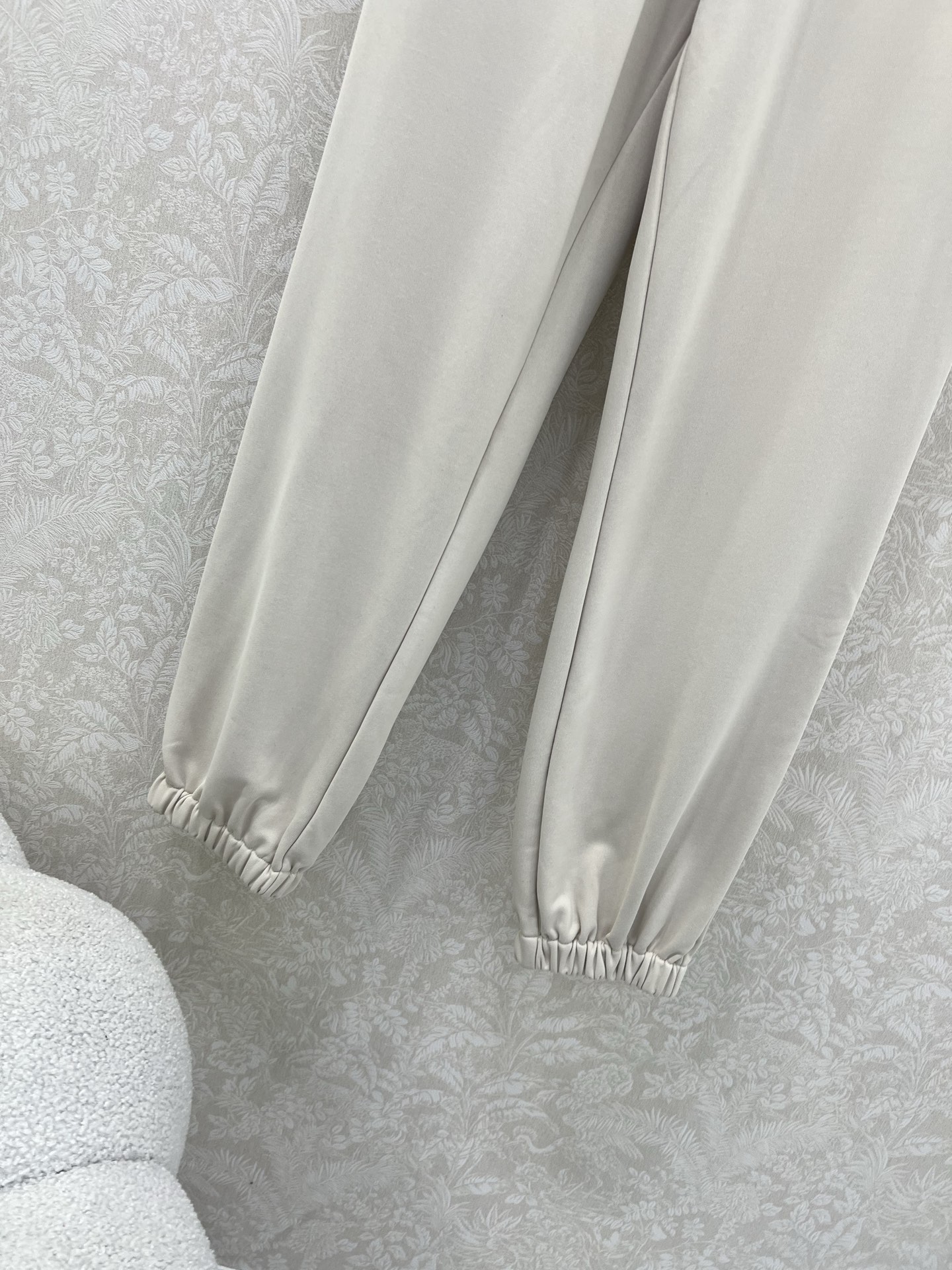 🔥🔥 FEND*25新款抽绳束脚裤 减龄风十足 💯高密度纯棉面料 触感细腻柔软 上身很舒服 后口袋定制双