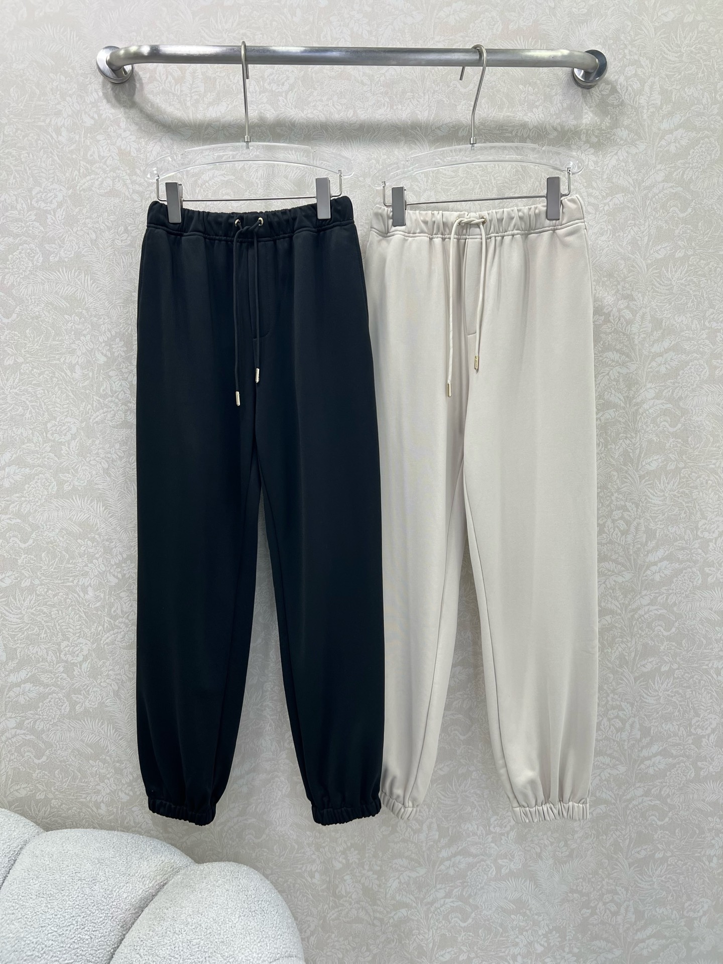 🔥🔥 FEND*25新款抽绳束脚裤 减龄风十足 💯高密度纯棉面料 触感细腻柔软 上身很舒服 后口袋定制双