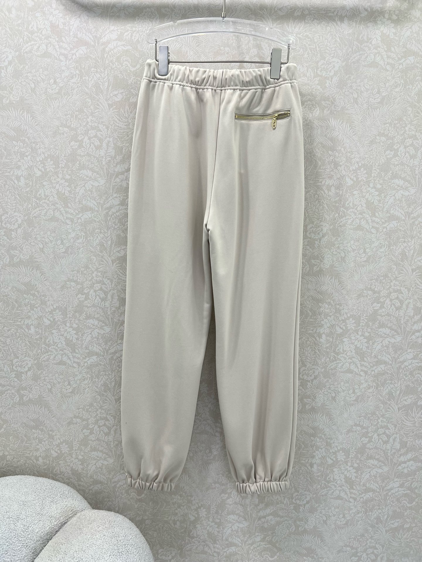 🔥🔥 FEND*25新款抽绳束脚裤 减龄风十足 💯高密度纯棉面料 触感细腻柔软 上身很舒服 后口袋定制双