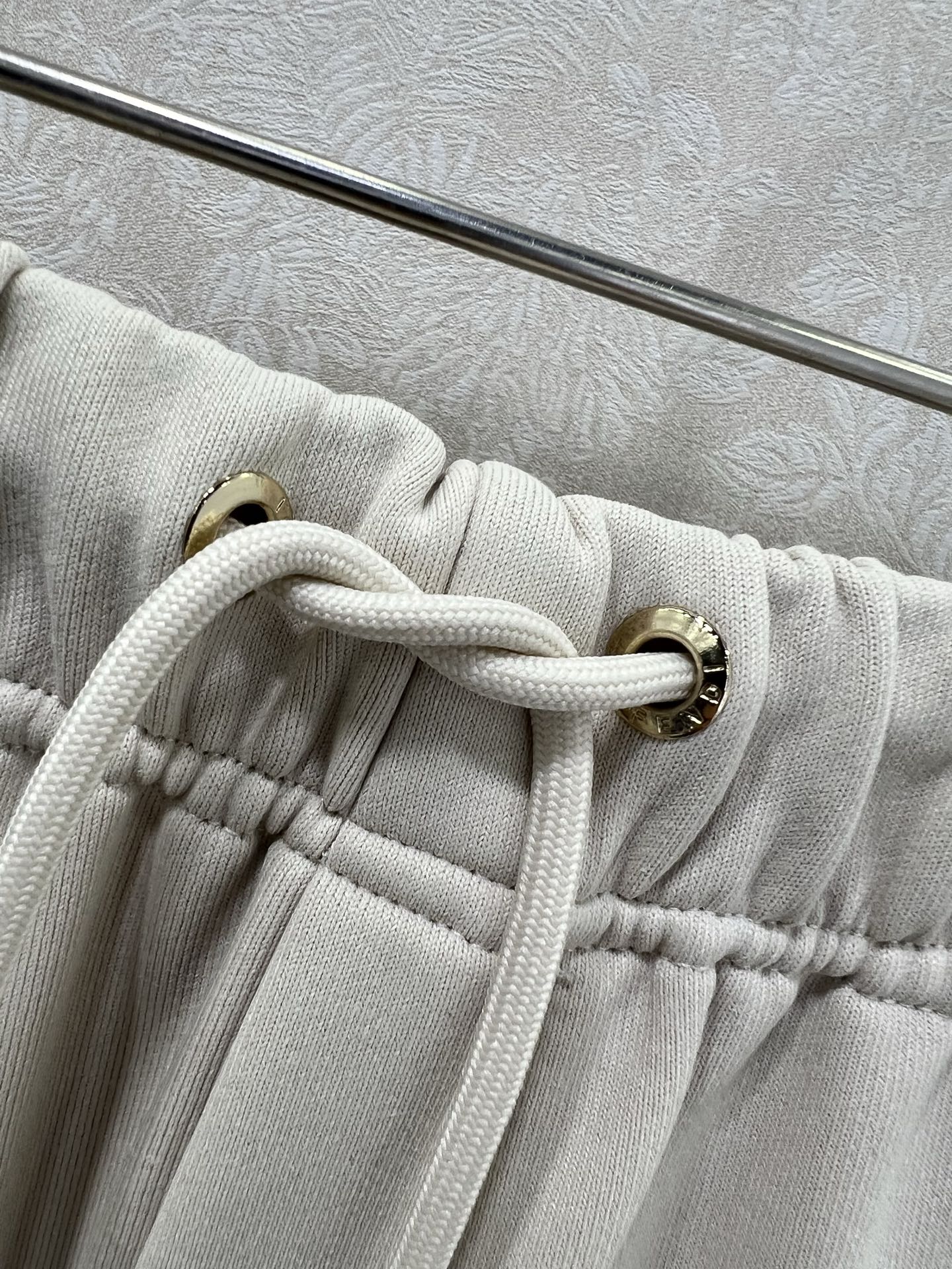 🔥🔥 FEND*25新款抽绳束脚裤 减龄风十足 💯高密度纯棉面料 触感细腻柔软 上身很舒服 后口袋定制双