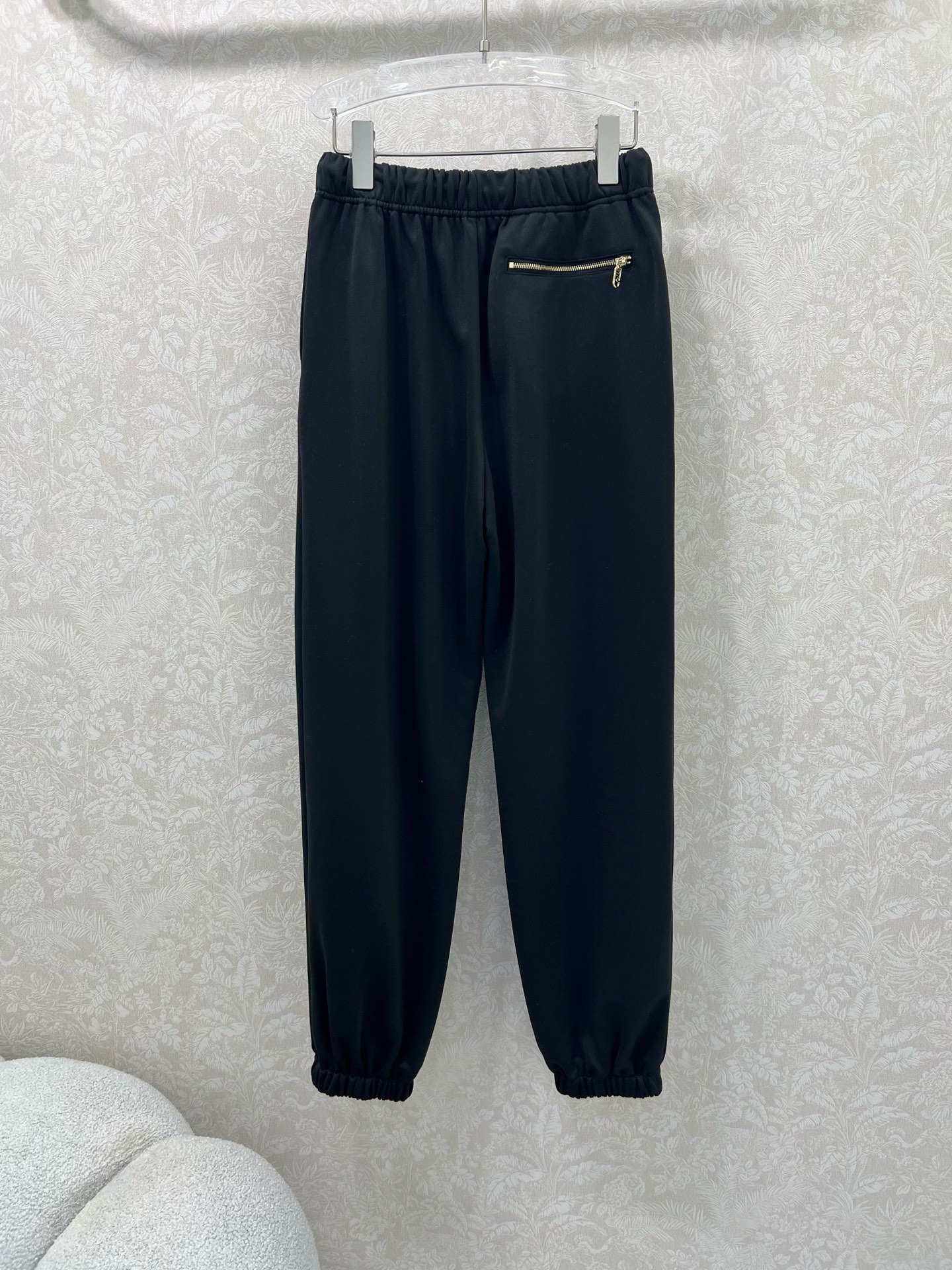 🔥🔥 FEND*25新款抽绳束脚裤 减龄风十足 💯高密度纯棉面料 触感细腻柔软 上身很舒服 后口袋定制双