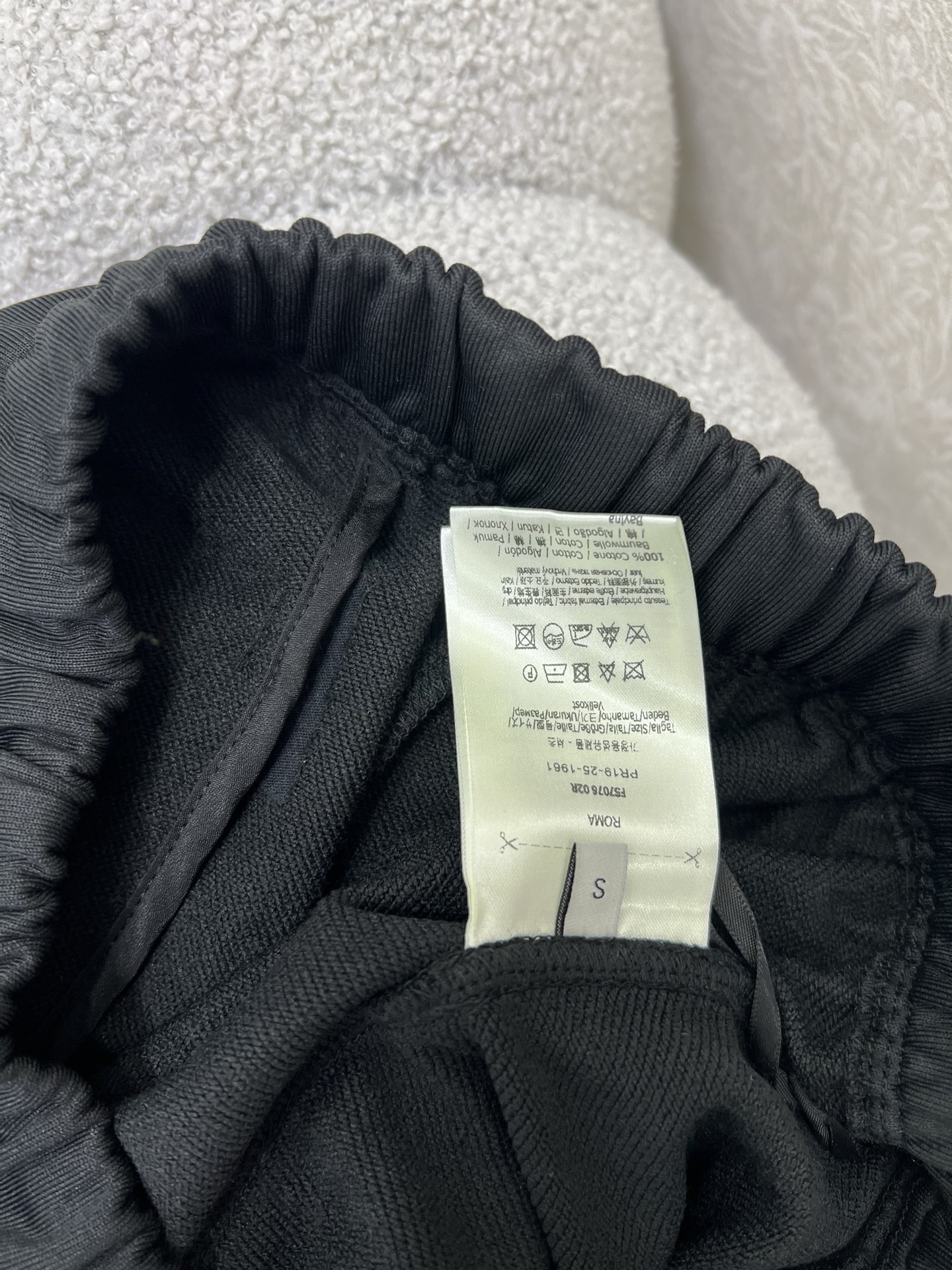 🔥🔥 FEND*25新款抽绳束脚裤 减龄风十足 💯高密度纯棉面料 触感细腻柔软 上身很舒服 后口袋定制双