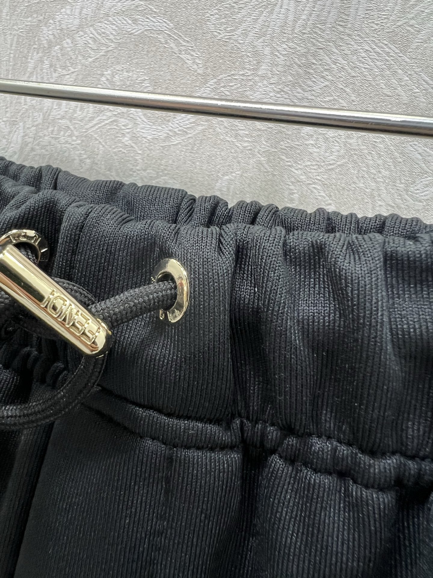 🔥🔥 FEND*25新款抽绳束脚裤 减龄风十足 💯高密度纯棉面料 触感细腻柔软 上身很舒服 后口袋定制双