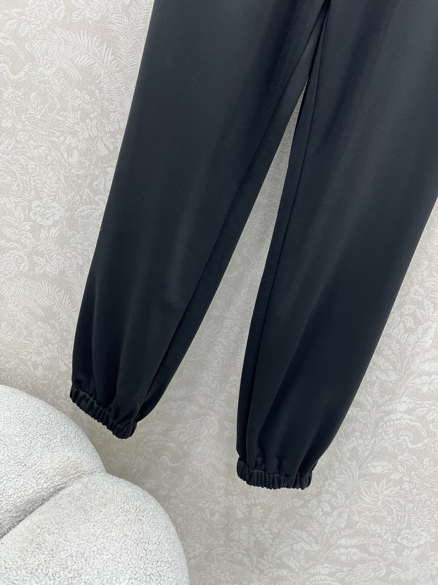 🔥🔥 FEND*25新款抽绳束脚裤 减龄风十足 💯高密度纯棉面料 触感细腻柔软 上身很舒服 后口袋定制双