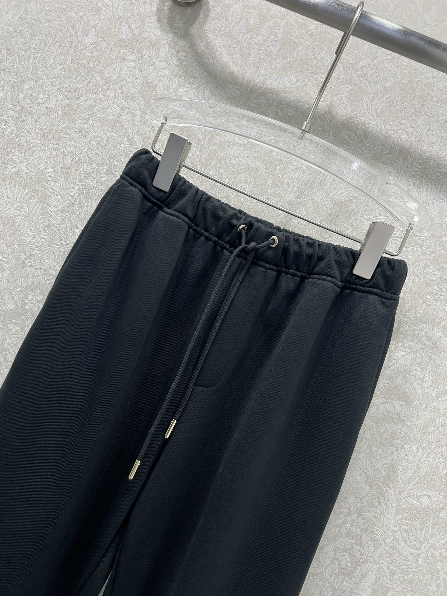 🔥🔥 FEND*25新款抽绳束脚裤 减龄风十足 💯高密度纯棉面料 触感细腻柔软 上身很舒服 后口袋定制双