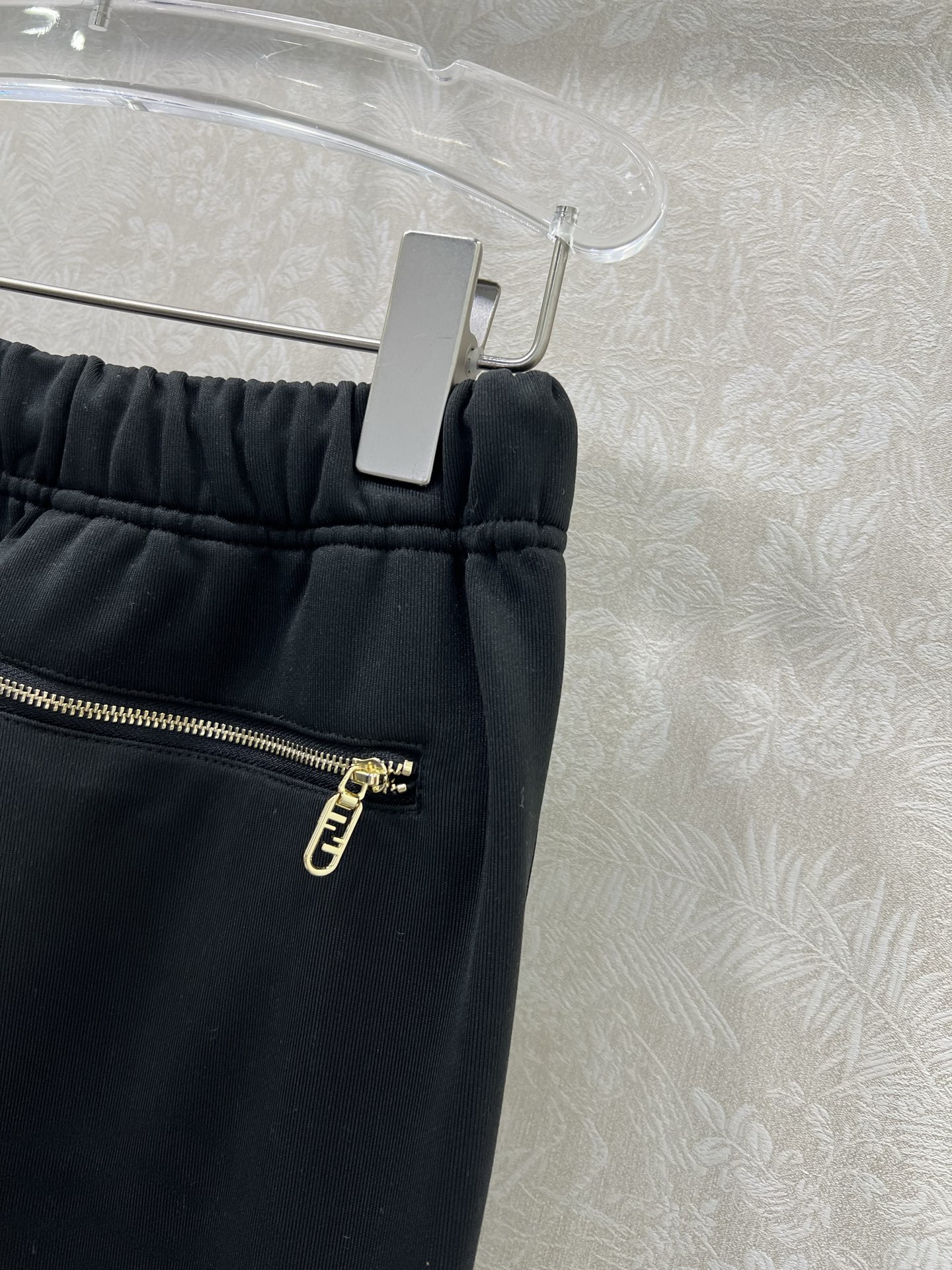 🔥🔥 FEND*25新款抽绳束脚裤 减龄风十足 💯高密度纯棉面料 触感细腻柔软 上身很舒服 后口袋定制双