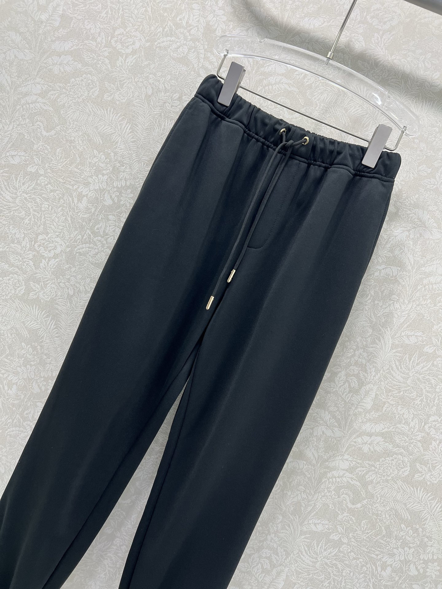 🔥🔥 FEND*25新款抽绳束脚裤 减龄风十足 💯高密度纯棉面料 触感细腻柔软 上身很舒服 后口袋定制双