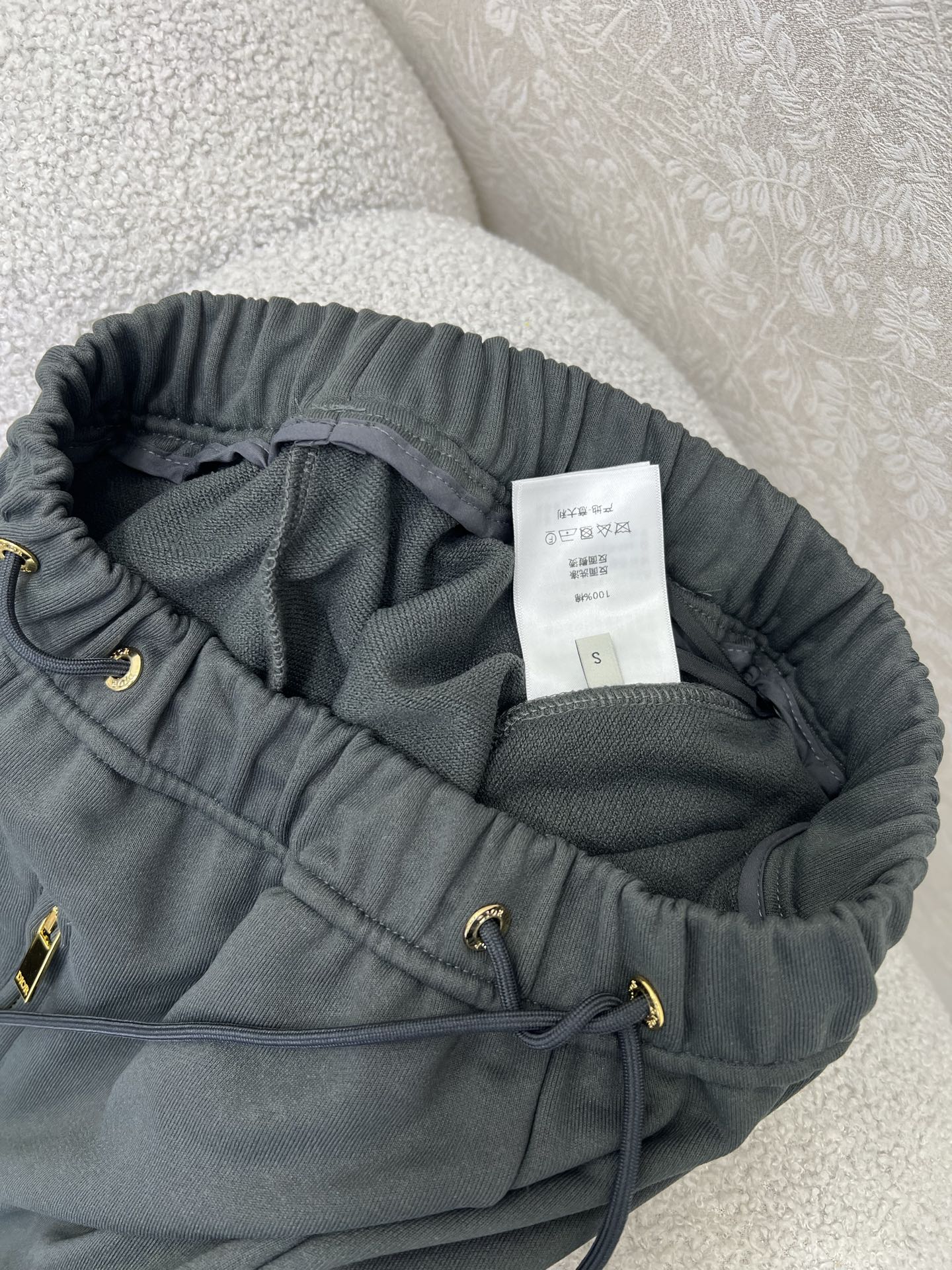 🔥🔥DIO* 25新款腰头抽绳净色阔腿长裤 减龄风十足 💯高密度纯棉面料 触感细腻柔软 上身很舒服 两侧