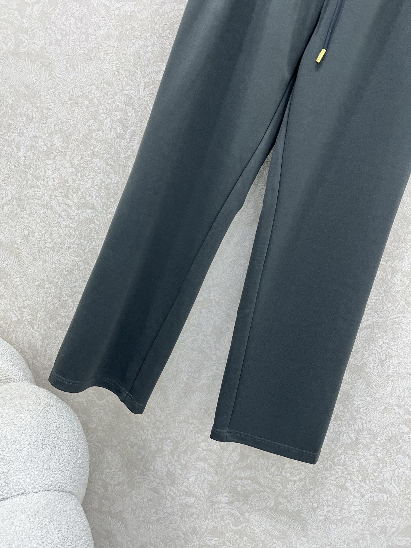 🔥🔥DIO* 25新款腰头抽绳净色阔腿长裤 减龄风十足 💯高密度纯棉面料 触感细腻柔软 上身很舒服 两侧