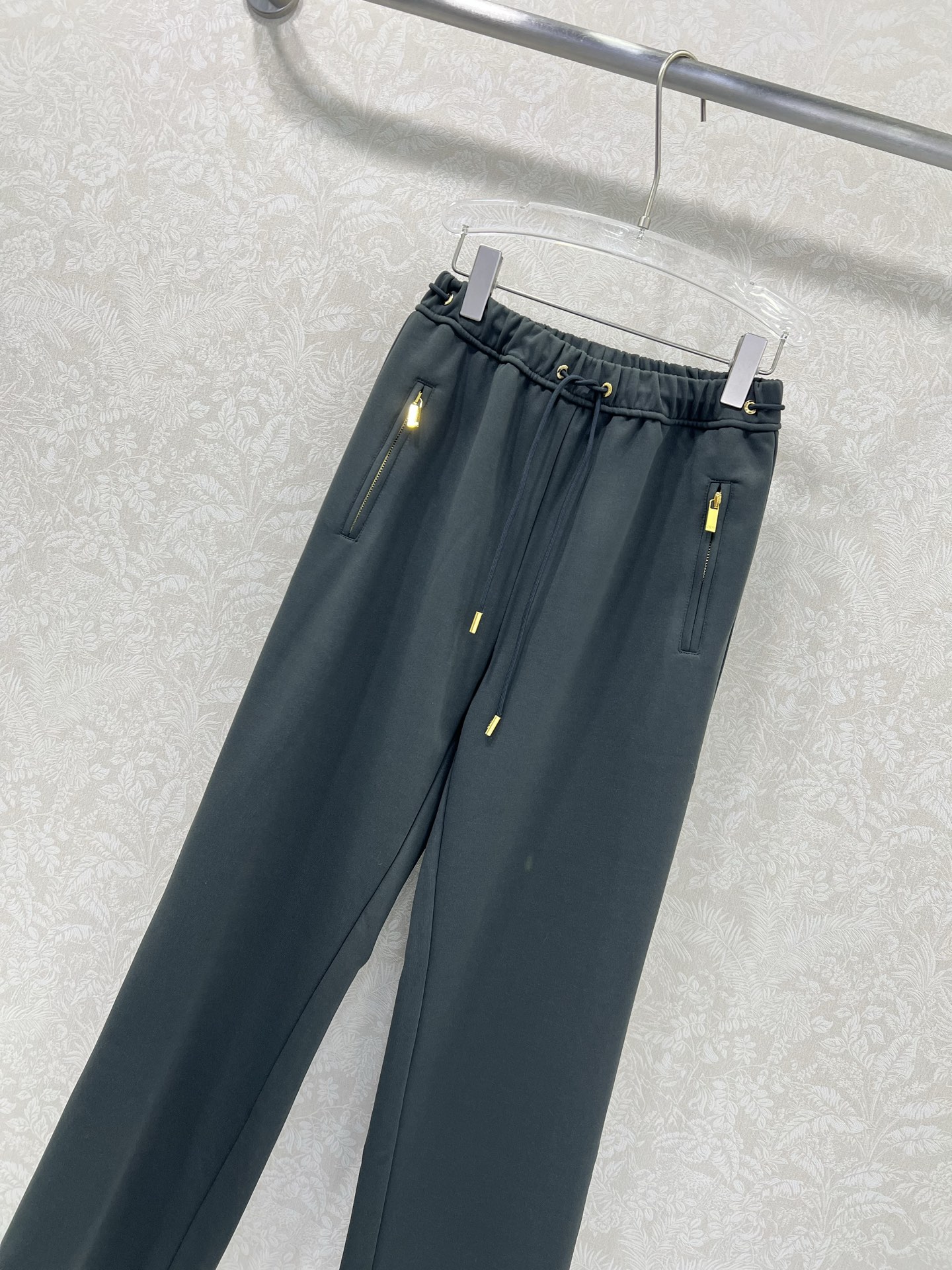 🔥🔥DIO* 25新款腰头抽绳净色阔腿长裤 减龄风十足 💯高密度纯棉面料 触感细腻柔软 上身很舒服 两侧