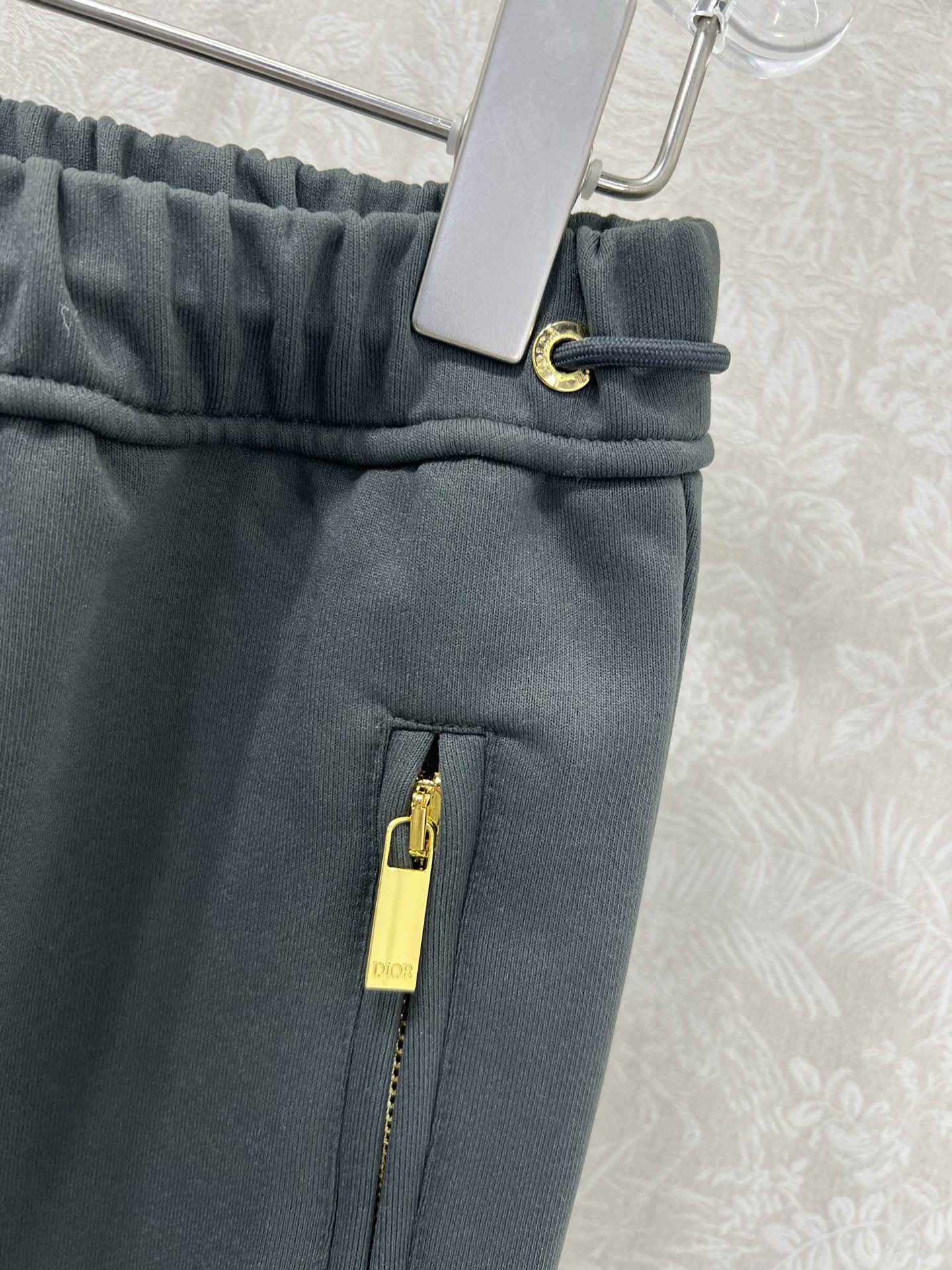 🔥🔥DIO* 25新款腰头抽绳净色阔腿长裤 减龄风十足 💯高密度纯棉面料 触感细腻柔软 上身很舒服 两侧