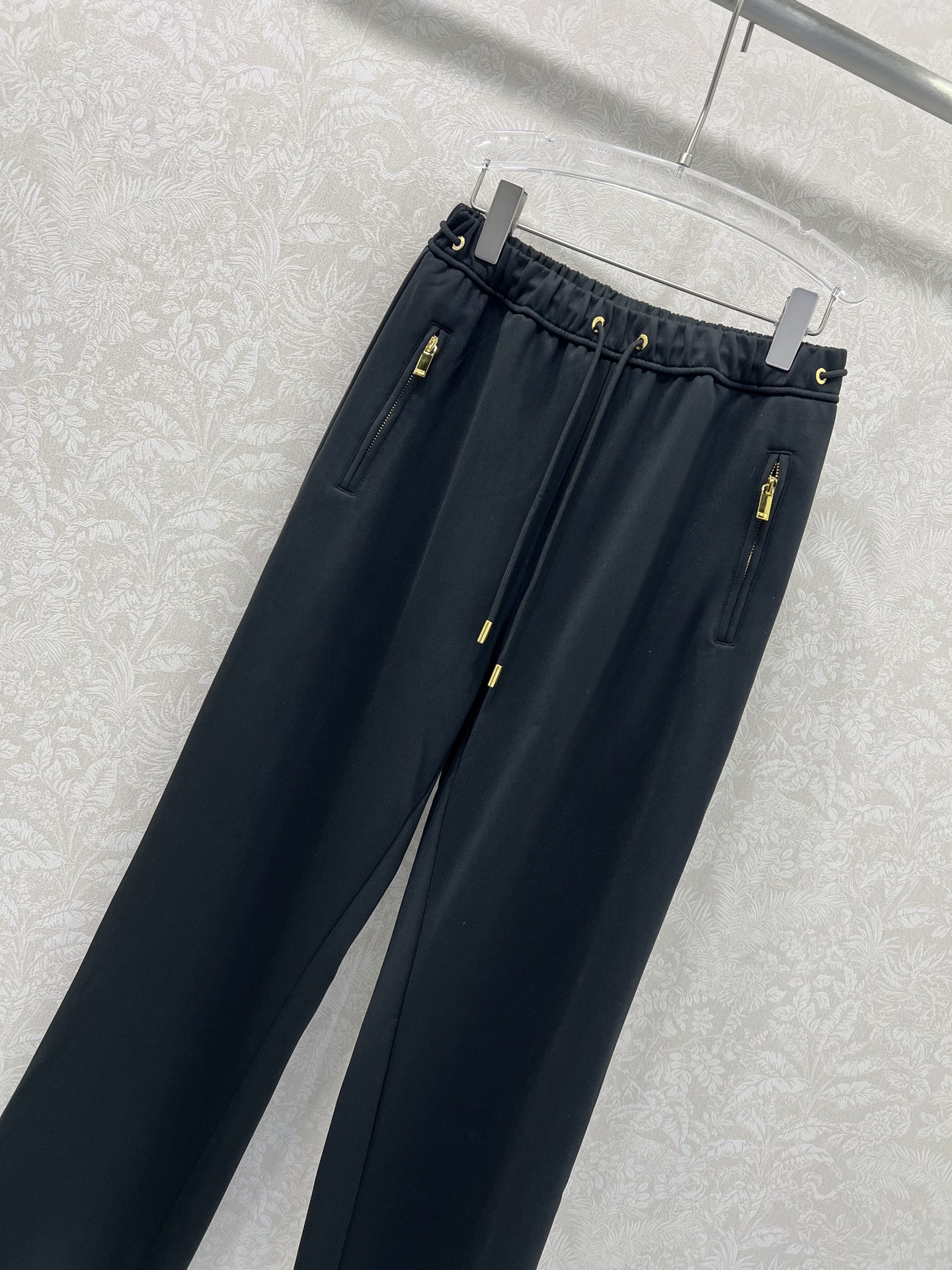 🔥🔥DIO* 25新款腰头抽绳净色阔腿长裤 减龄风十足 💯高密度纯棉面料 触感细腻柔软 上身很舒服 两侧