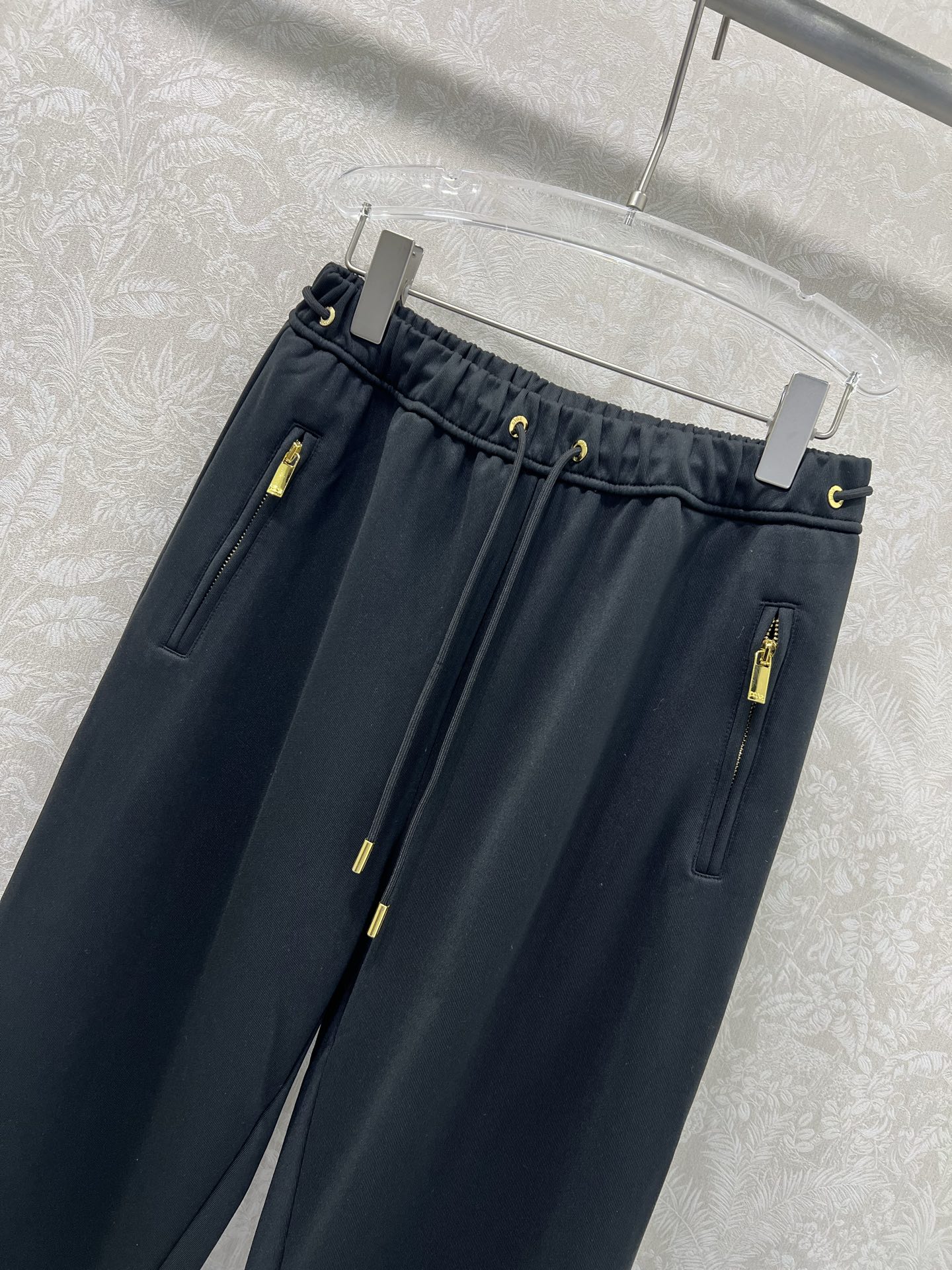 🔥🔥DIO* 25新款腰头抽绳净色阔腿长裤 减龄风十足 💯高密度纯棉面料 触感细腻柔软 上身很舒服 两侧