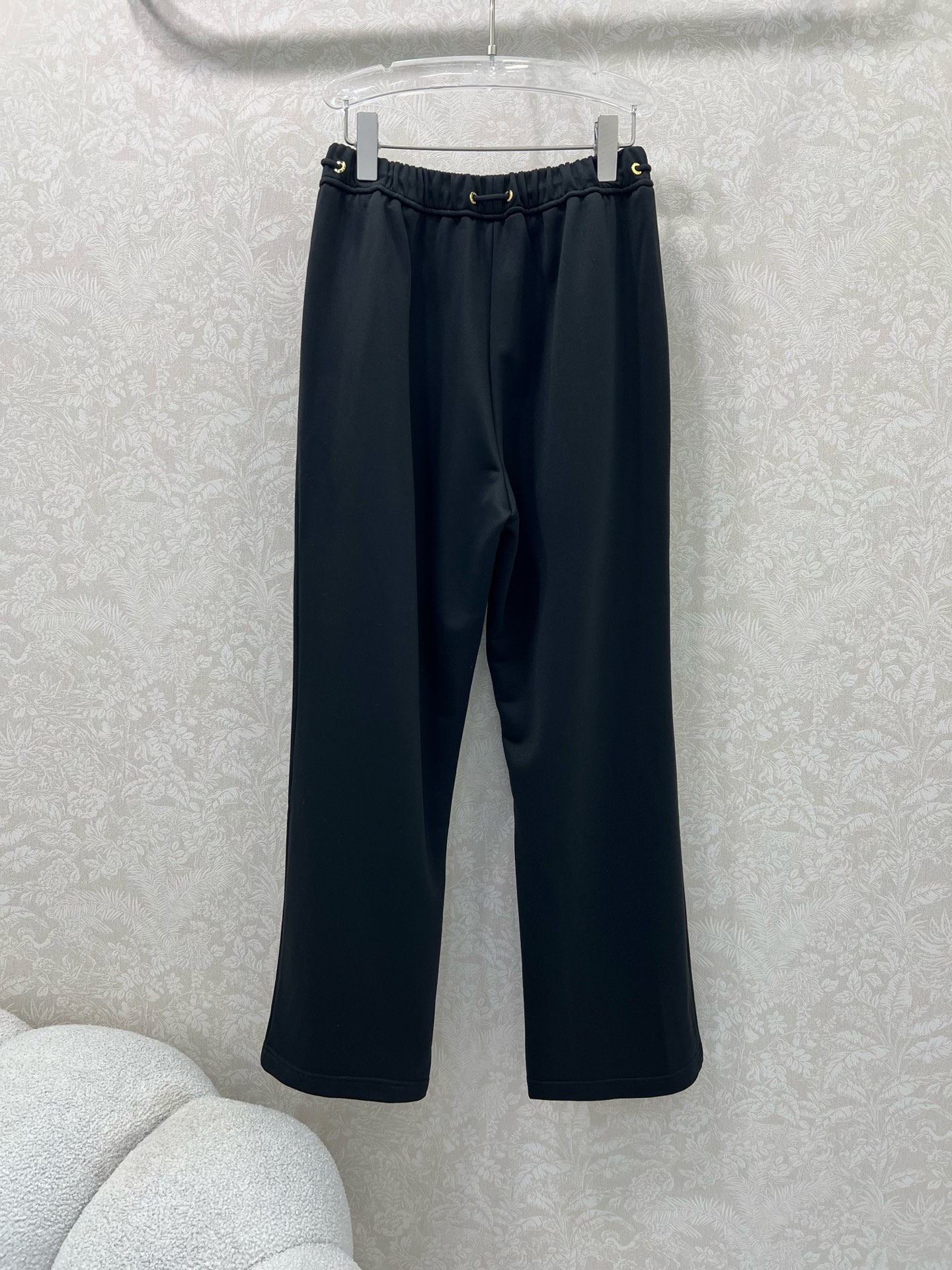 🔥🔥DIO* 25新款腰头抽绳净色阔腿长裤 减龄风十足 💯高密度纯棉面料 触感细腻柔软 上身很舒服 两侧