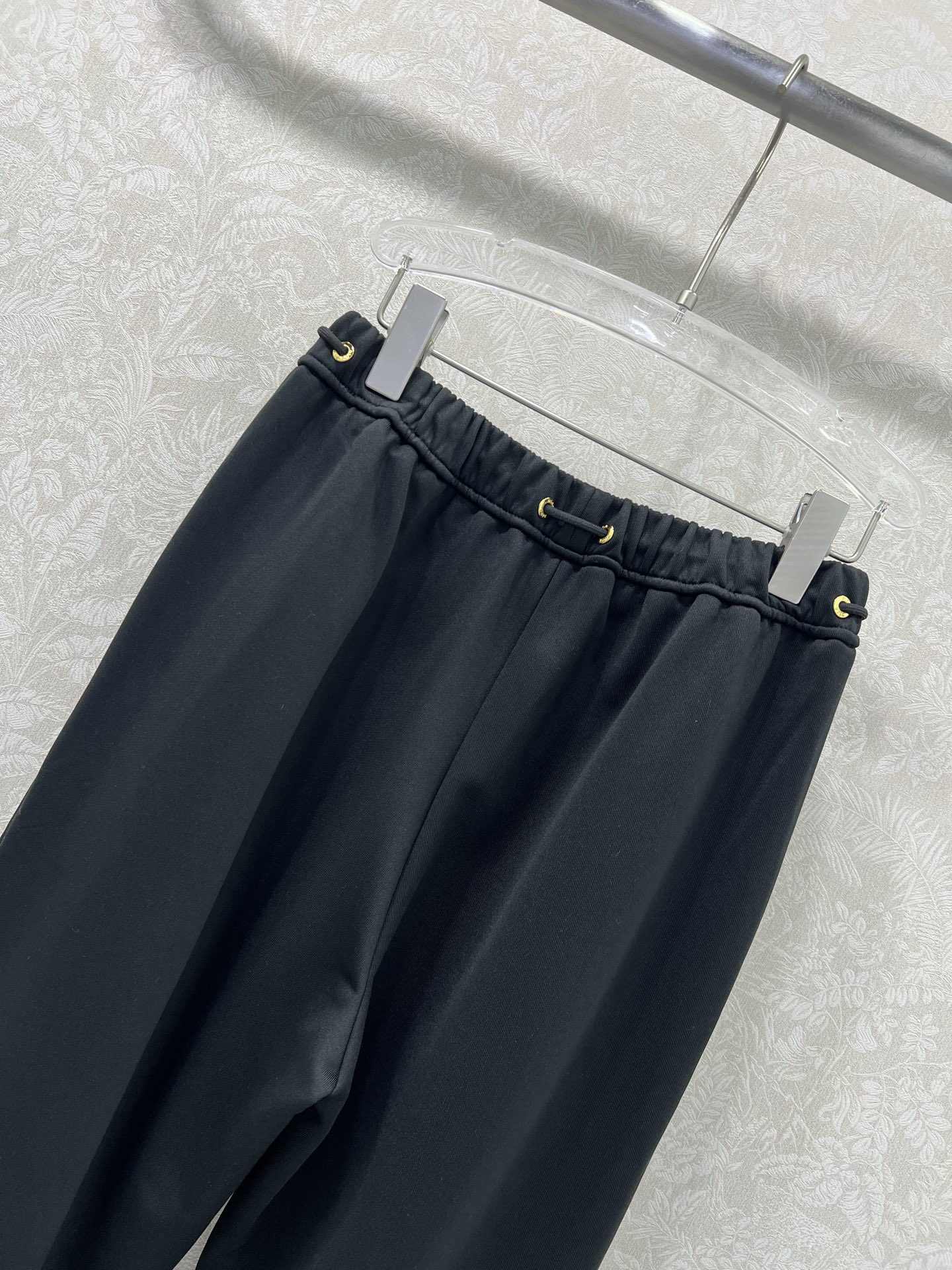 🔥🔥DIO* 25新款腰头抽绳净色阔腿长裤 减龄风十足 💯高密度纯棉面料 触感细腻柔软 上身很舒服 两侧