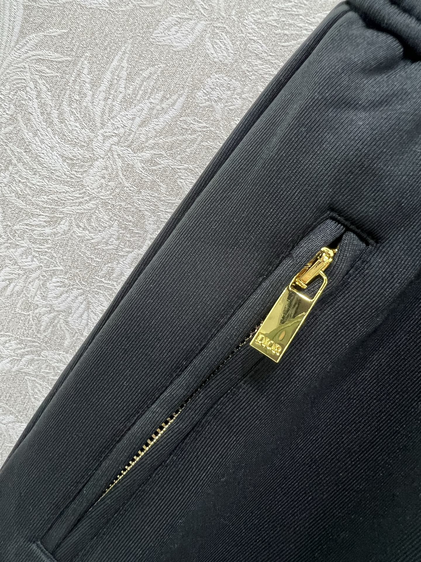 🔥🔥DIO* 25新款腰头抽绳净色阔腿长裤 减龄风十足 💯高密度纯棉面料 触感细腻柔软 上身很舒服 两侧