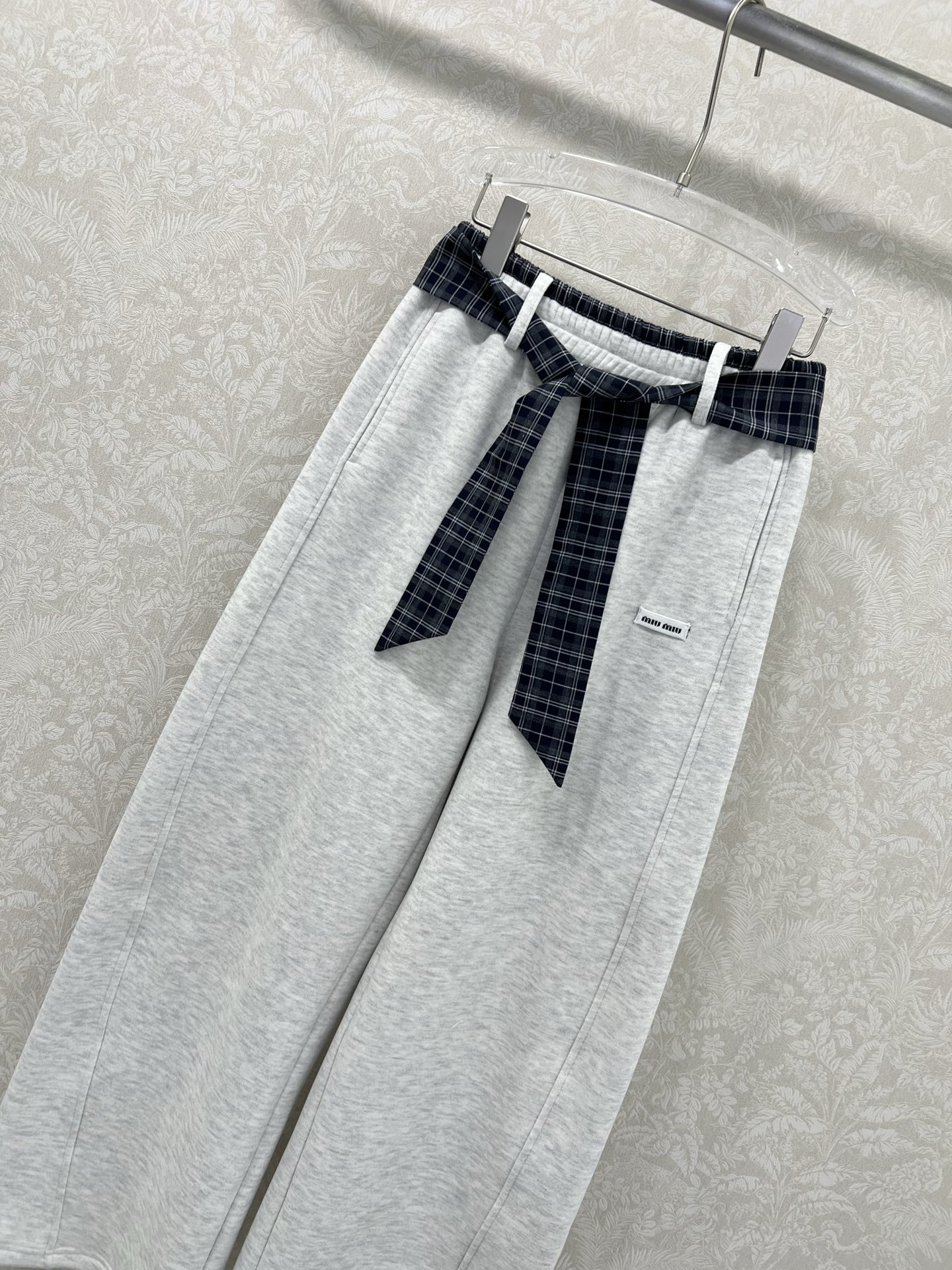 🔥🔥MIUMI* 25新款加绒搭配丝巾净色阔腿长裤 腰头抽绳阔腿设计拉长人体比例 侧边miu贴标 休闲直