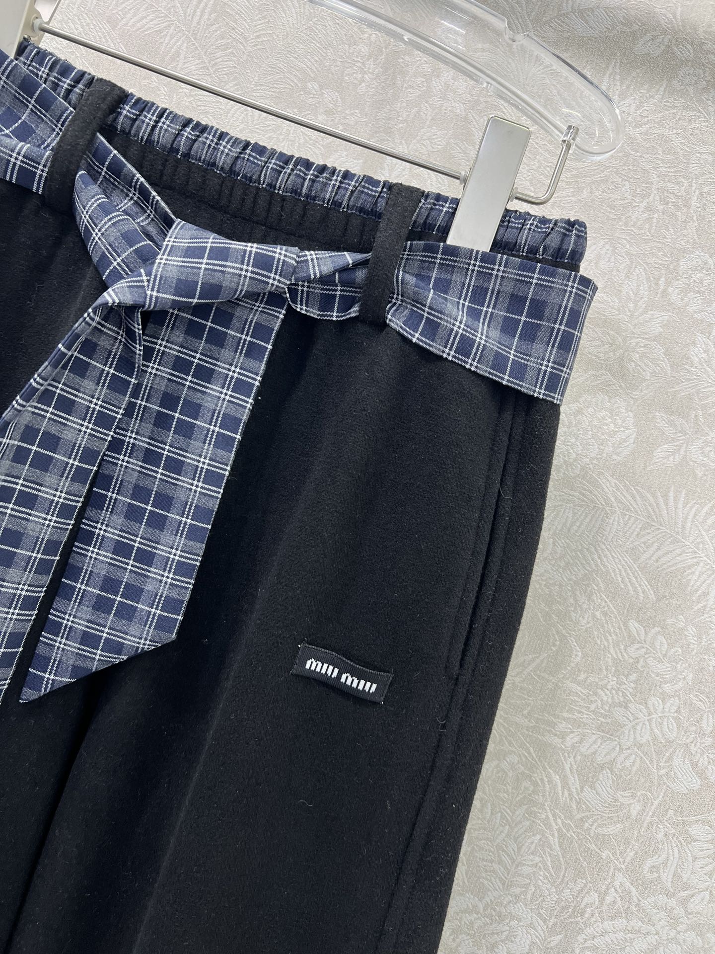 🔥🔥MIUMI* 25新款加绒搭配丝巾净色阔腿长裤 腰头抽绳阔腿设计拉长人体比例 侧边miu贴标 休闲直