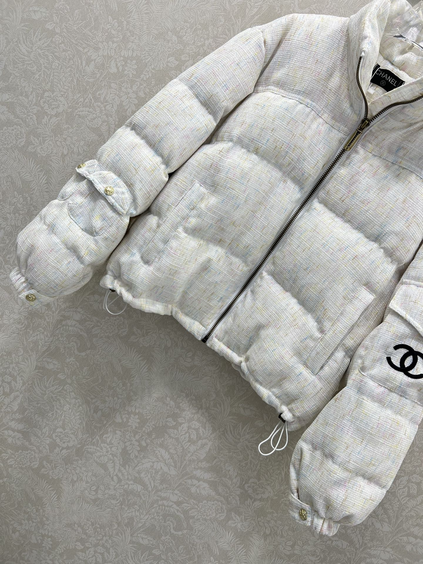 🔥🔥chan*l 25秋冬新款粗纺羽绒服 90白鸭绒 粗纺晕染打造视觉层次感 袖子双c字母刺绣 袖子口袋