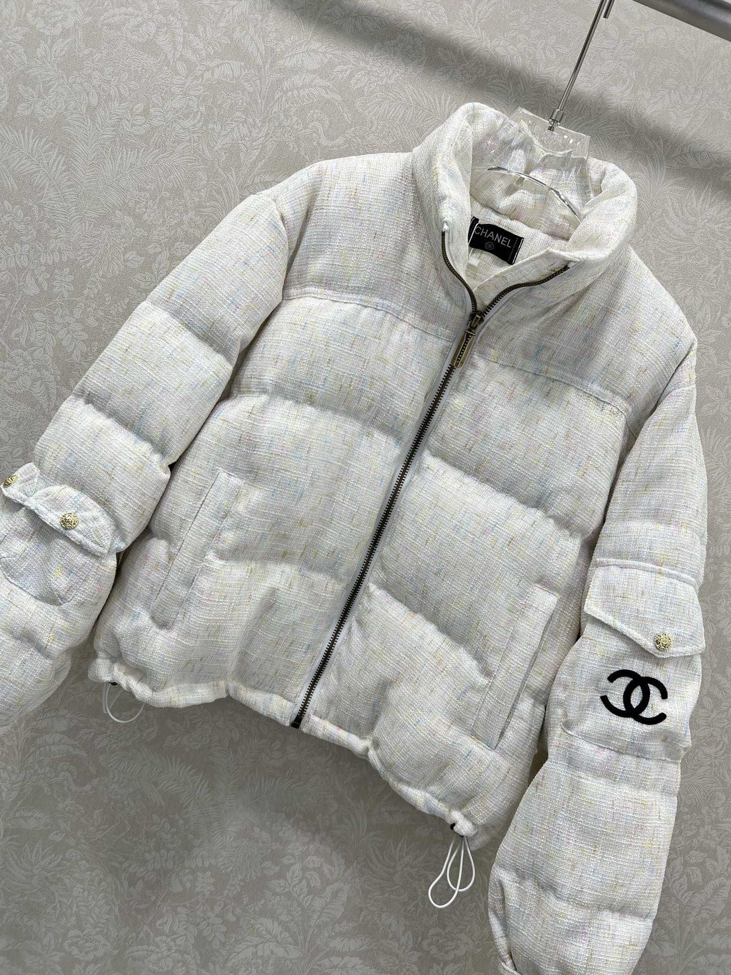 🔥🔥chan*l 25秋冬新款粗纺羽绒服 90白鸭绒 粗纺晕染打造视觉层次感 袖子双c字母刺绣 袖子口袋