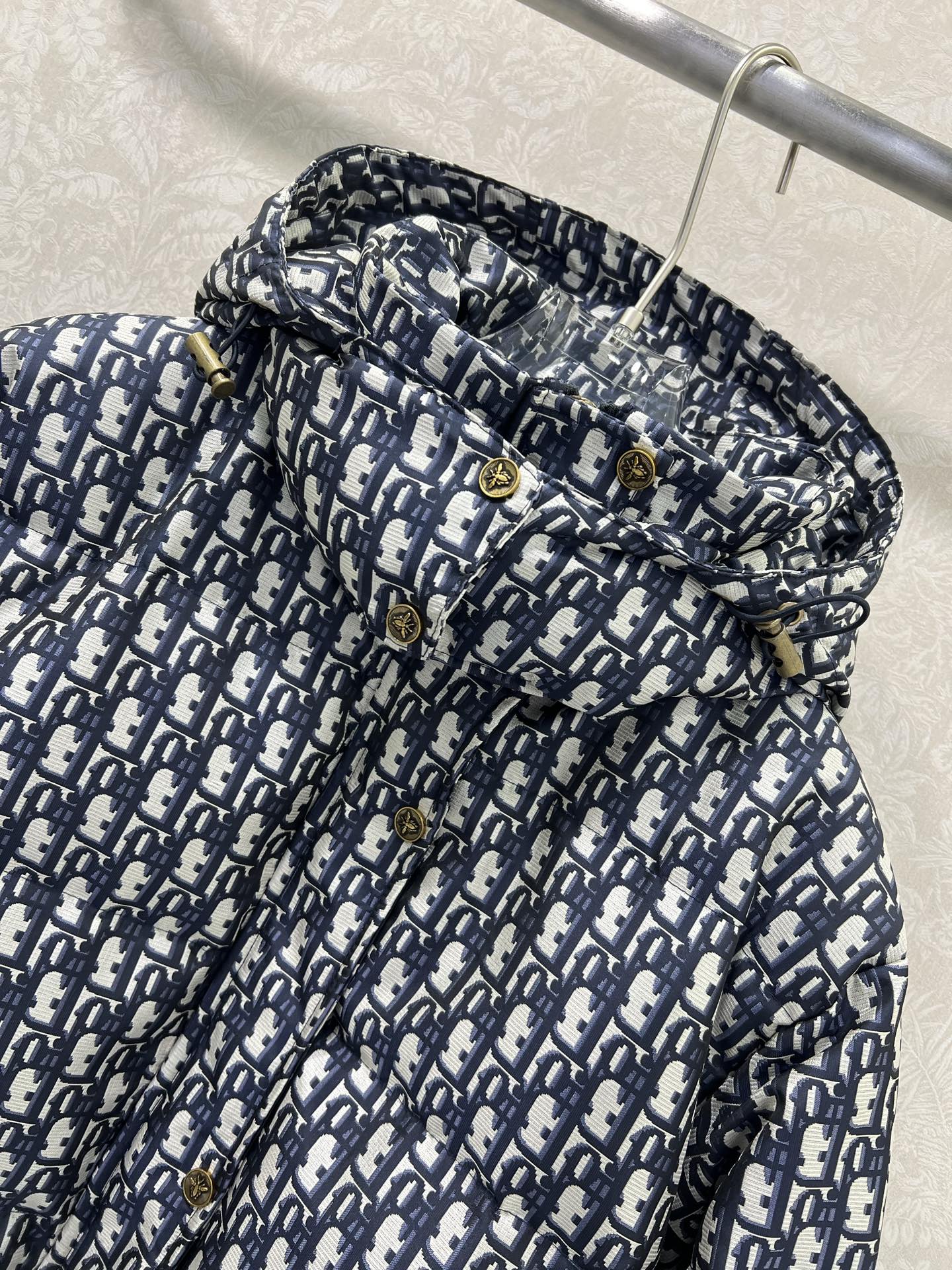🔥🔥DIO*25秋冬新款 D字母提花连帽羽绒服经典老花提花面料+小蜜蜂五金 品牌感满满！国标90羽绒填充