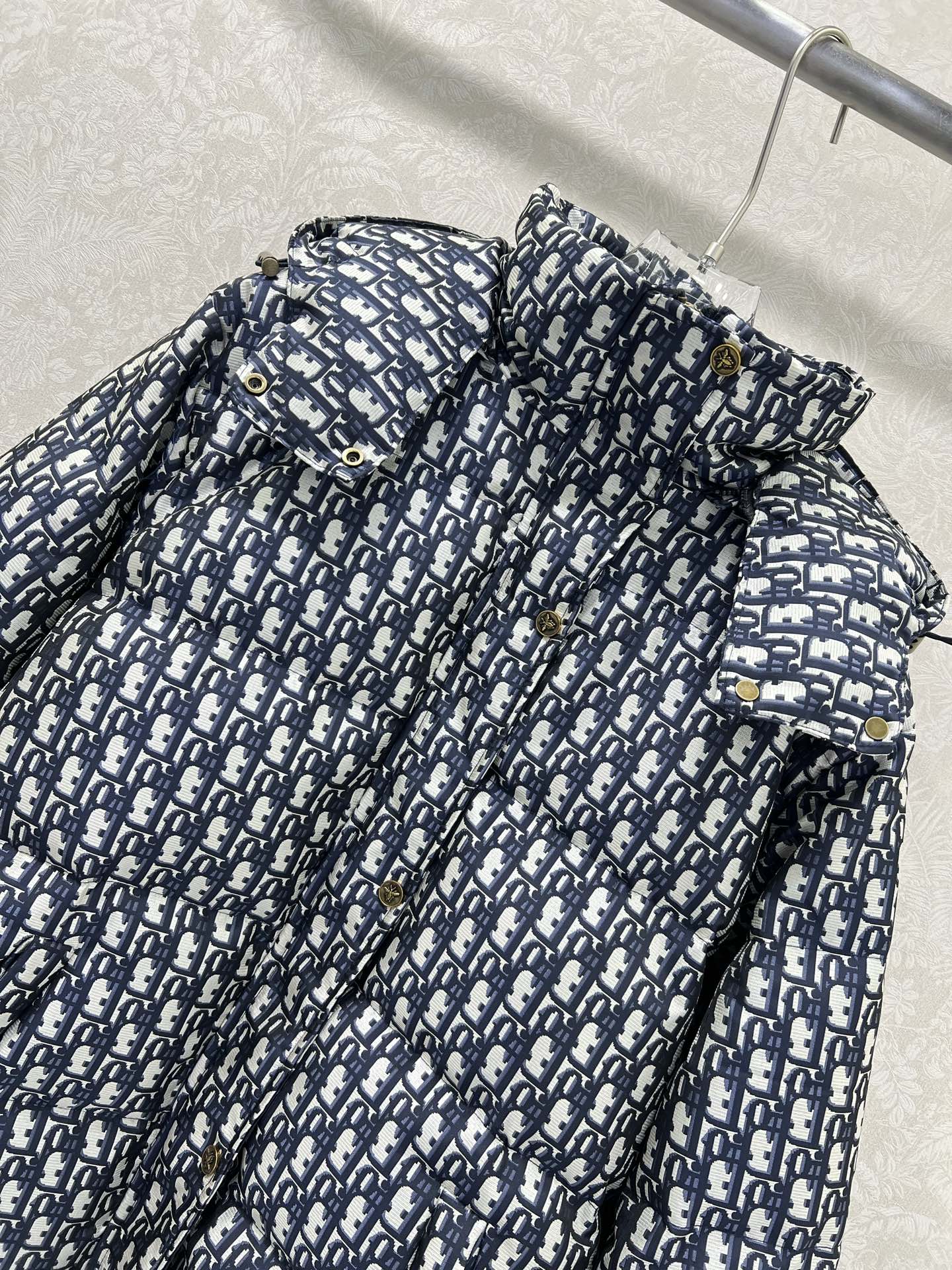 🔥🔥DIO*25秋冬新款 D字母提花连帽羽绒服经典老花提花面料+小蜜蜂五金 品牌感满满！国标90羽绒填充