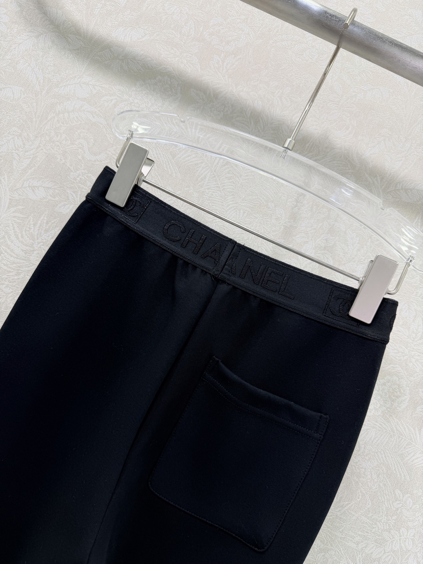 🔥🔥chan*l 25新款紧身打底裤鲨鱼裤。 腰头提花暗纹字母撞色弹力织带 裤身logo装饰 纯色黑色真