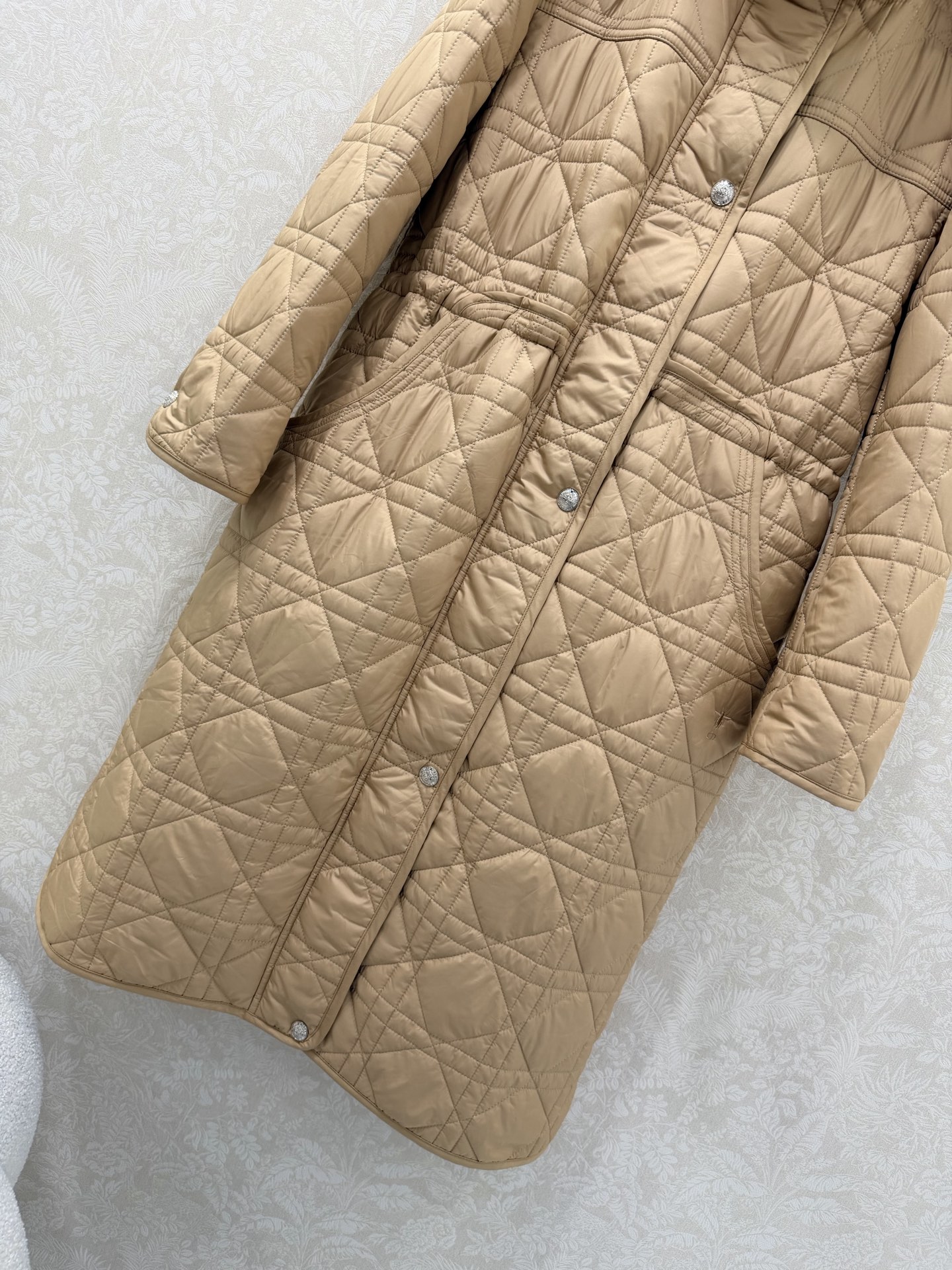 🔥🔥 Dio* 25秋冬新款戴妃藤格连帽压线长款棉衣外套 内衬经典丛林动物花色非常亮眼 视觉冲击力强时髦