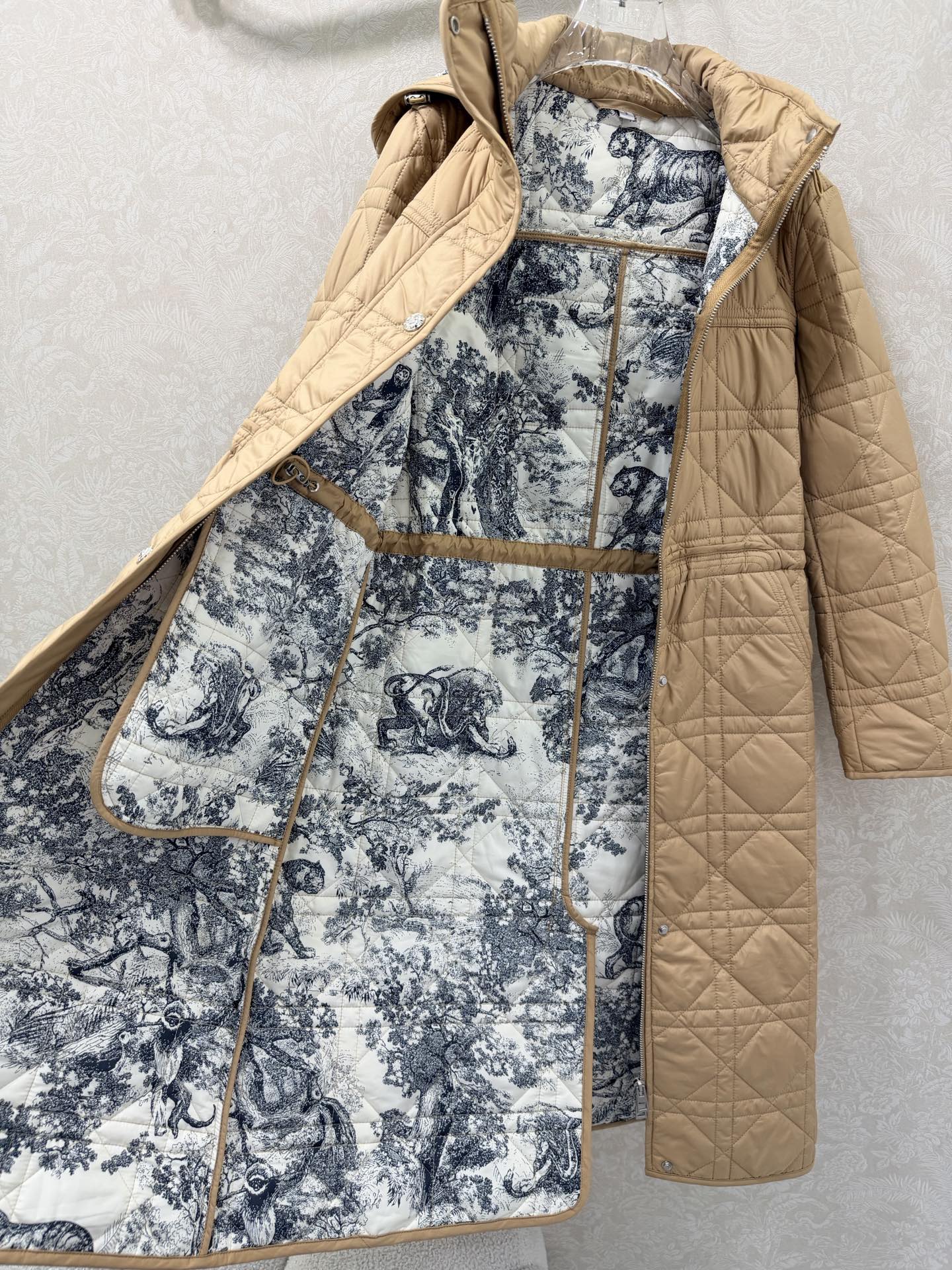 🔥🔥 Dio* 25秋冬新款戴妃藤格连帽压线长款棉衣外套 内衬经典丛林动物花色非常亮眼 视觉冲击力强时髦