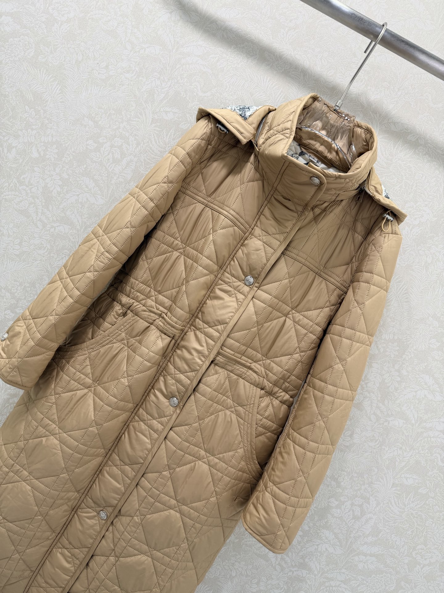 🔥🔥 Dio* 25秋冬新款戴妃藤格连帽压线长款棉衣外套 内衬经典丛林动物花色非常亮眼 视觉冲击力强时髦