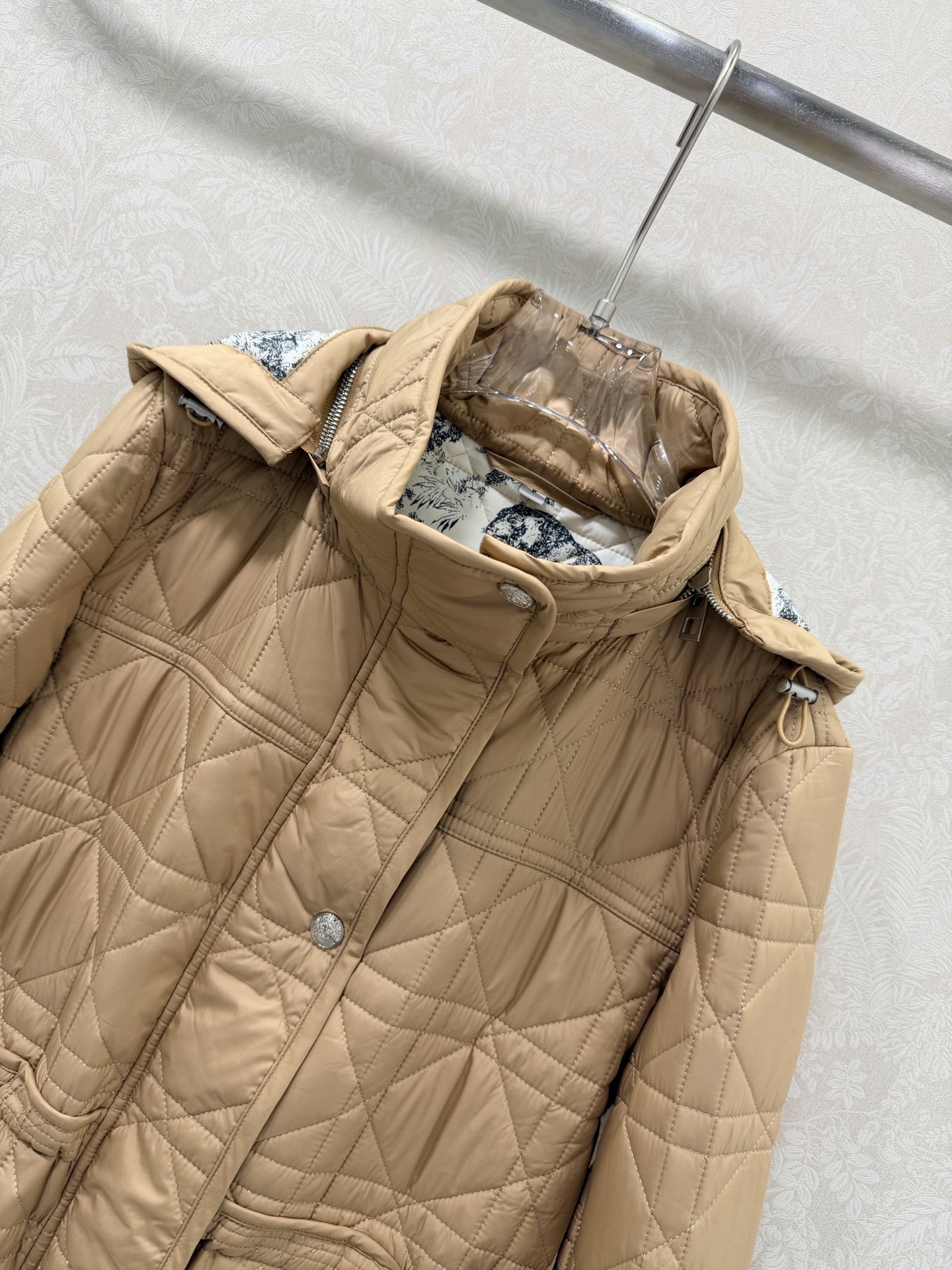 🔥🔥 Dio* 25秋冬新款戴妃藤格连帽压线长款棉衣外套 内衬经典丛林动物花色非常亮眼 视觉冲击力强时髦