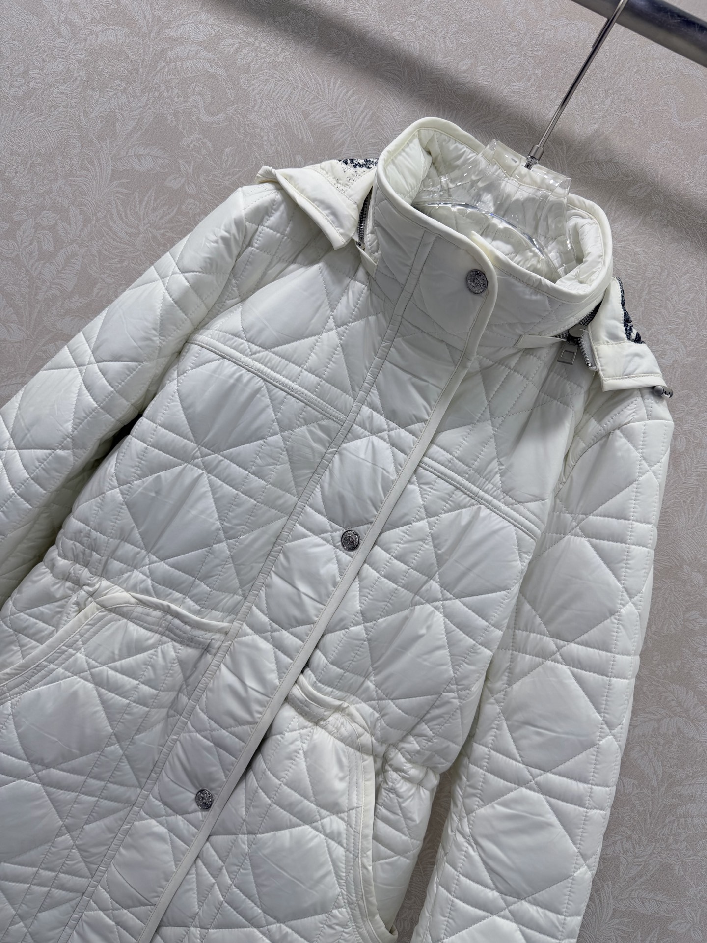 🔥🔥 Dio* 25秋冬新款戴妃藤格连帽压线长款棉衣外套 内衬经典丛林动物花色非常亮眼 视觉冲击力强时髦