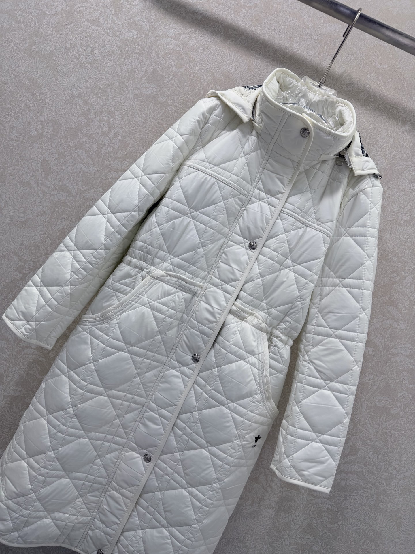 🔥🔥 Dio* 25秋冬新款戴妃藤格连帽压线长款棉衣外套 内衬经典丛林动物花色非常亮眼 视觉冲击力强时髦