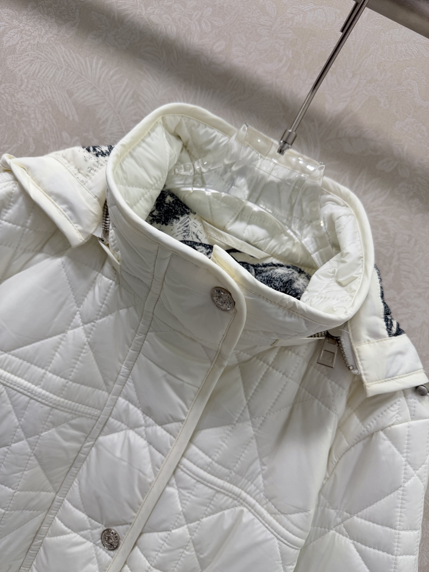 🔥🔥 Dio* 25秋冬新款戴妃藤格连帽压线长款棉衣外套 内衬经典丛林动物花色非常亮眼 视觉冲击力强时髦