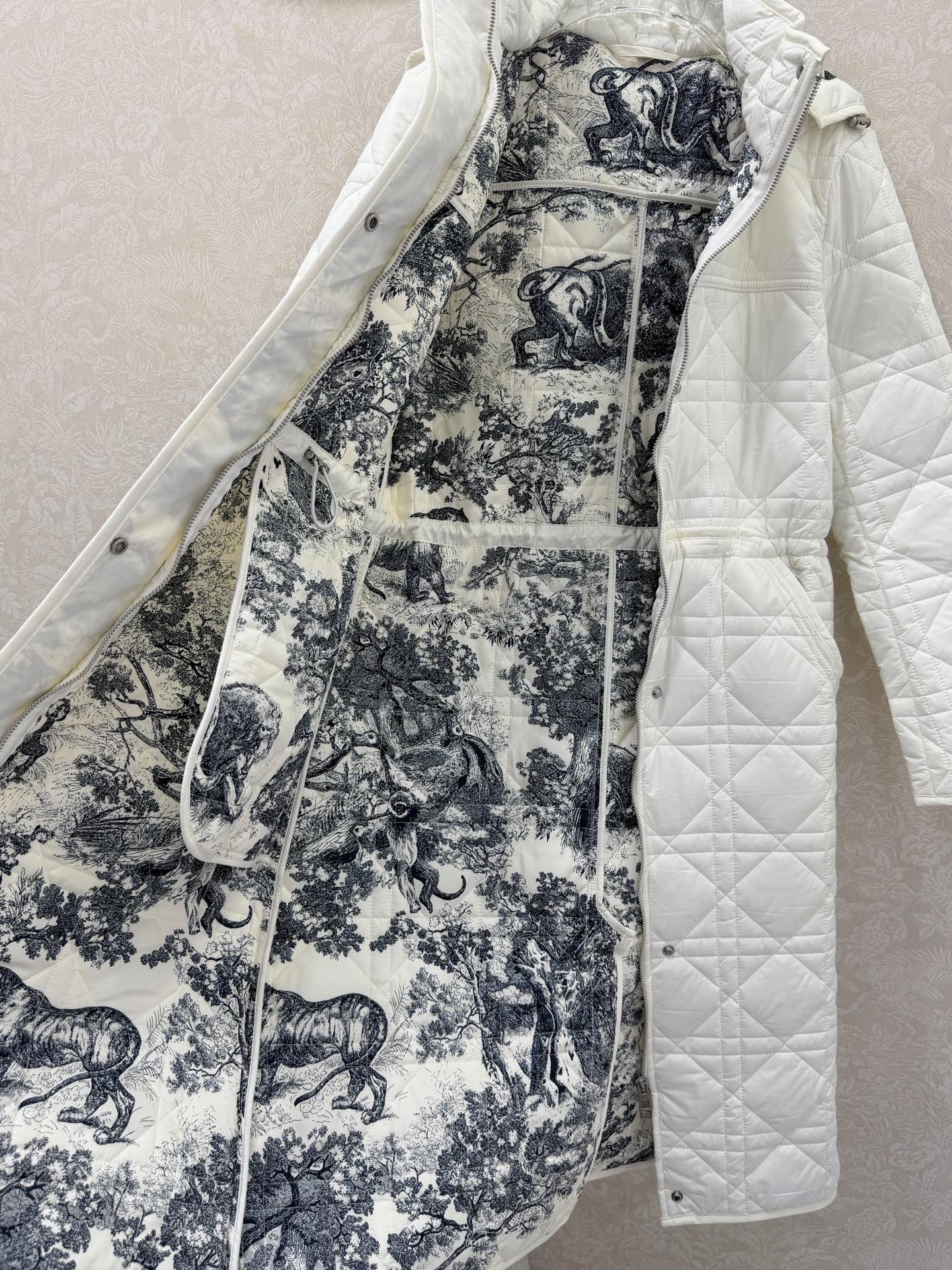 🔥🔥 Dio* 25秋冬新款戴妃藤格连帽压线长款棉衣外套 内衬经典丛林动物花色非常亮眼 视觉冲击力强时髦