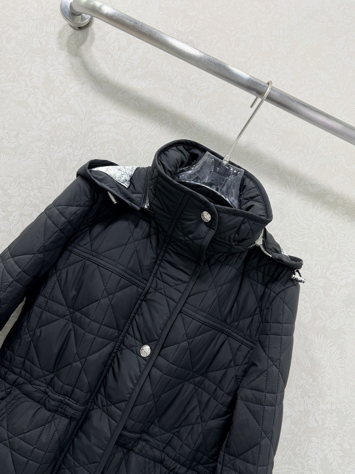 🔥🔥 Dio* 25秋冬新款戴妃藤格连帽压线长款棉衣外套 内衬经典丛林动物花色非常亮眼 视觉冲击力强时髦