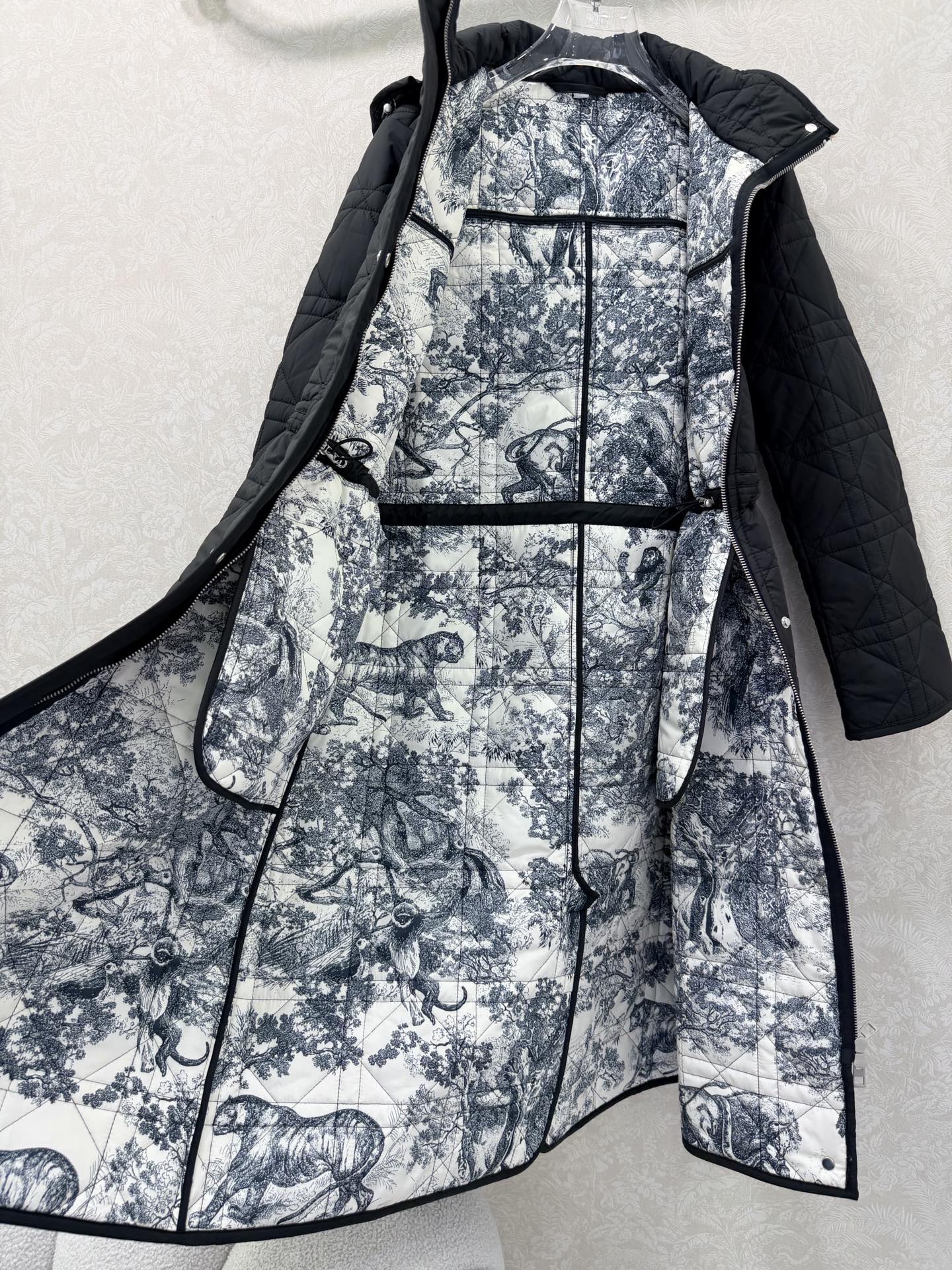 🔥🔥 Dio* 25秋冬新款戴妃藤格连帽压线长款棉衣外套 内衬经典丛林动物花色非常亮眼 视觉冲击力强时髦