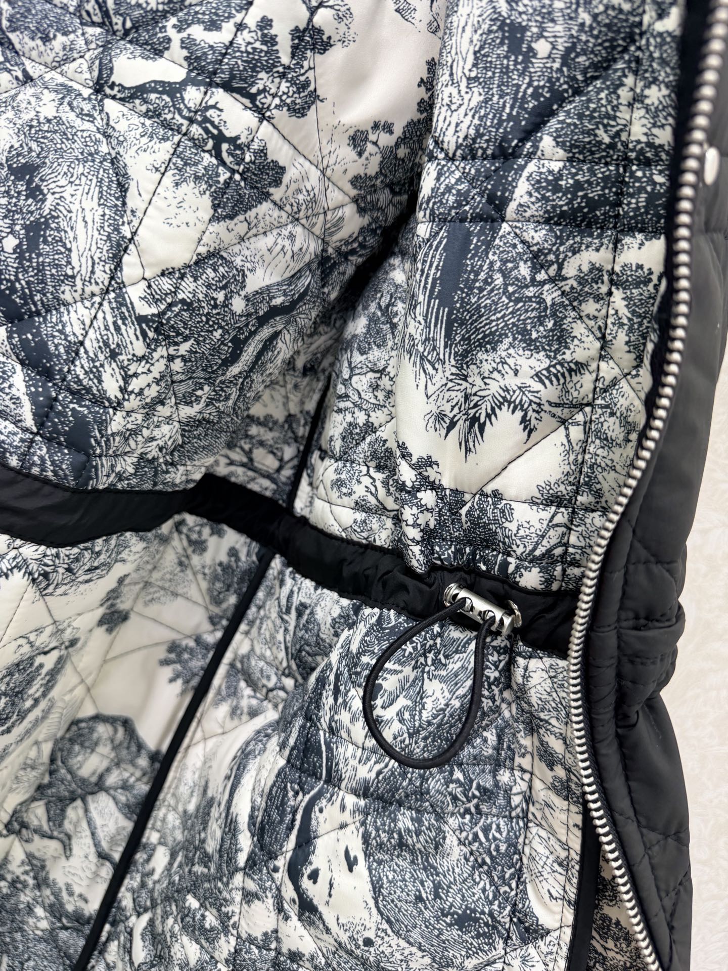 🔥🔥 Dio* 25秋冬新款戴妃藤格连帽压线长款棉衣外套 内衬经典丛林动物花色非常亮眼 视觉冲击力强时髦