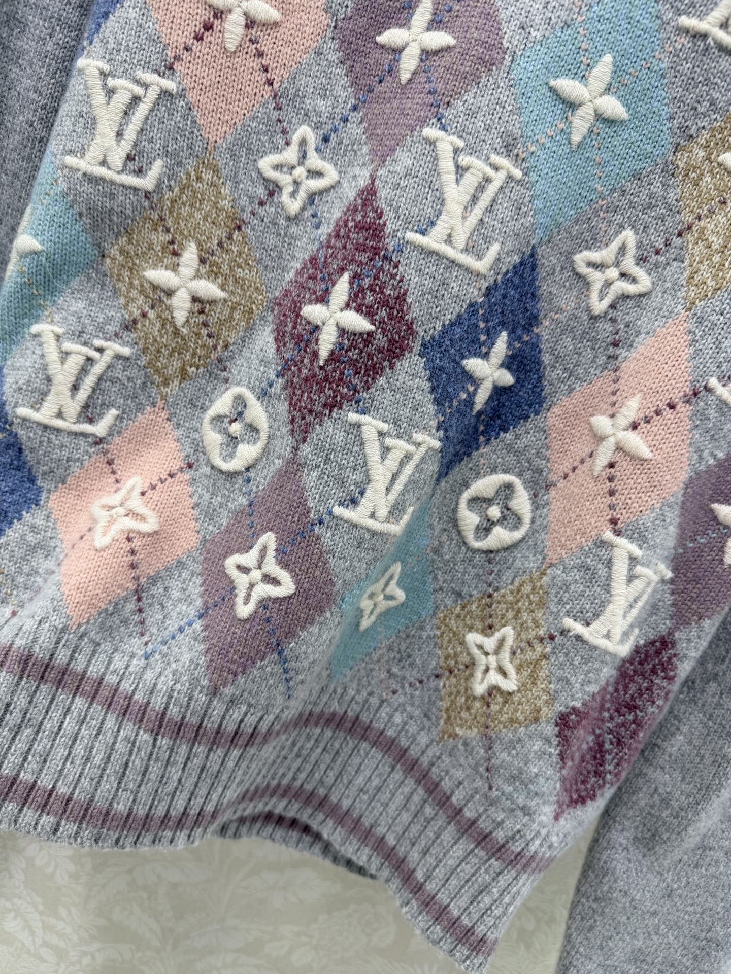 🔥🔥Louis Vuitto*25新款滑雪系列Monogram重工立体刺绣logo菱格配色提花毛衣！羊绒