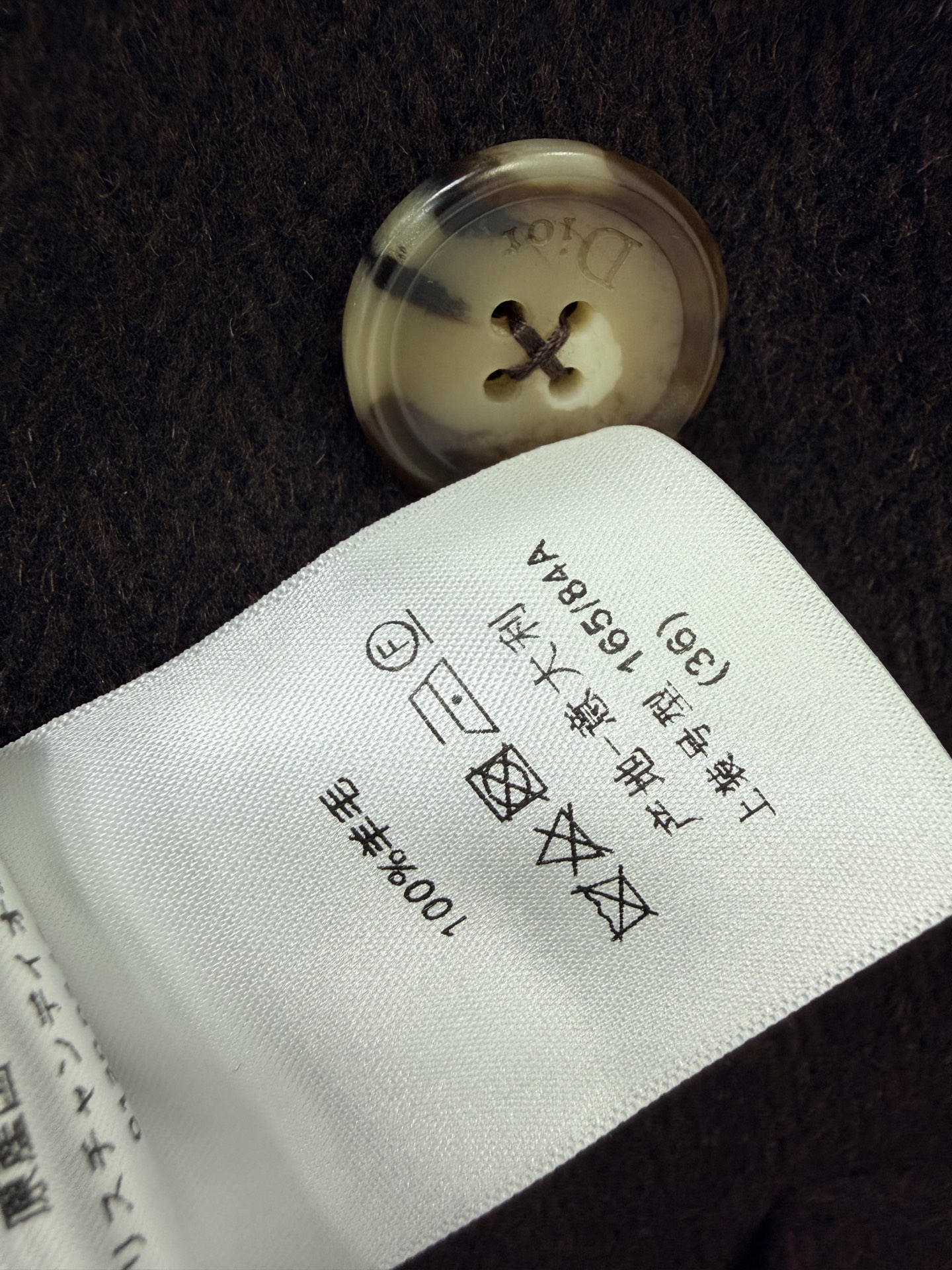 🔥🔥DIO*25秋冬新款经典西装领羊毛大衣 采用100%绵羊毛 丝滑细腻 完美的手感 定制五金。搭配了微