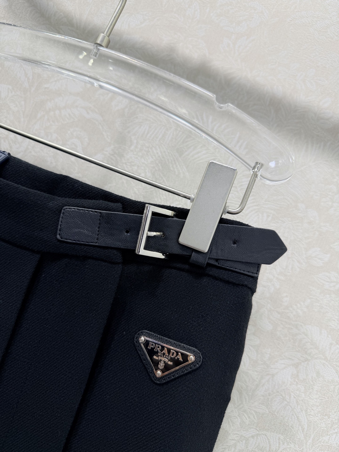 🔥🔥prad* 25新款腰头皮扣半裙。气质赫本风复古人字纹含羊毛下摆开车百褶半身裙 低调奢华立体剪裁 经