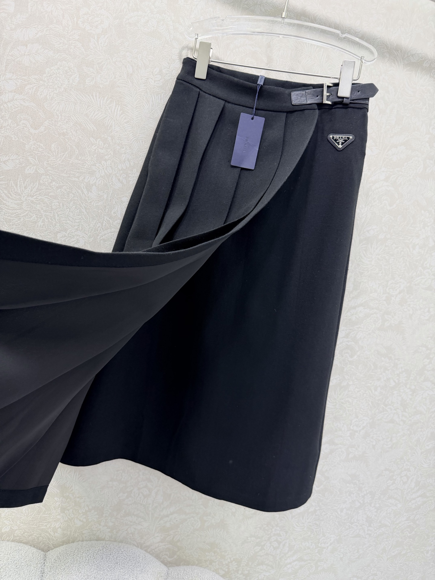 🔥🔥prad* 25新款腰头皮扣半裙。气质赫本风复古人字纹含羊毛下摆开车百褶半身裙 低调奢华立体剪裁 经