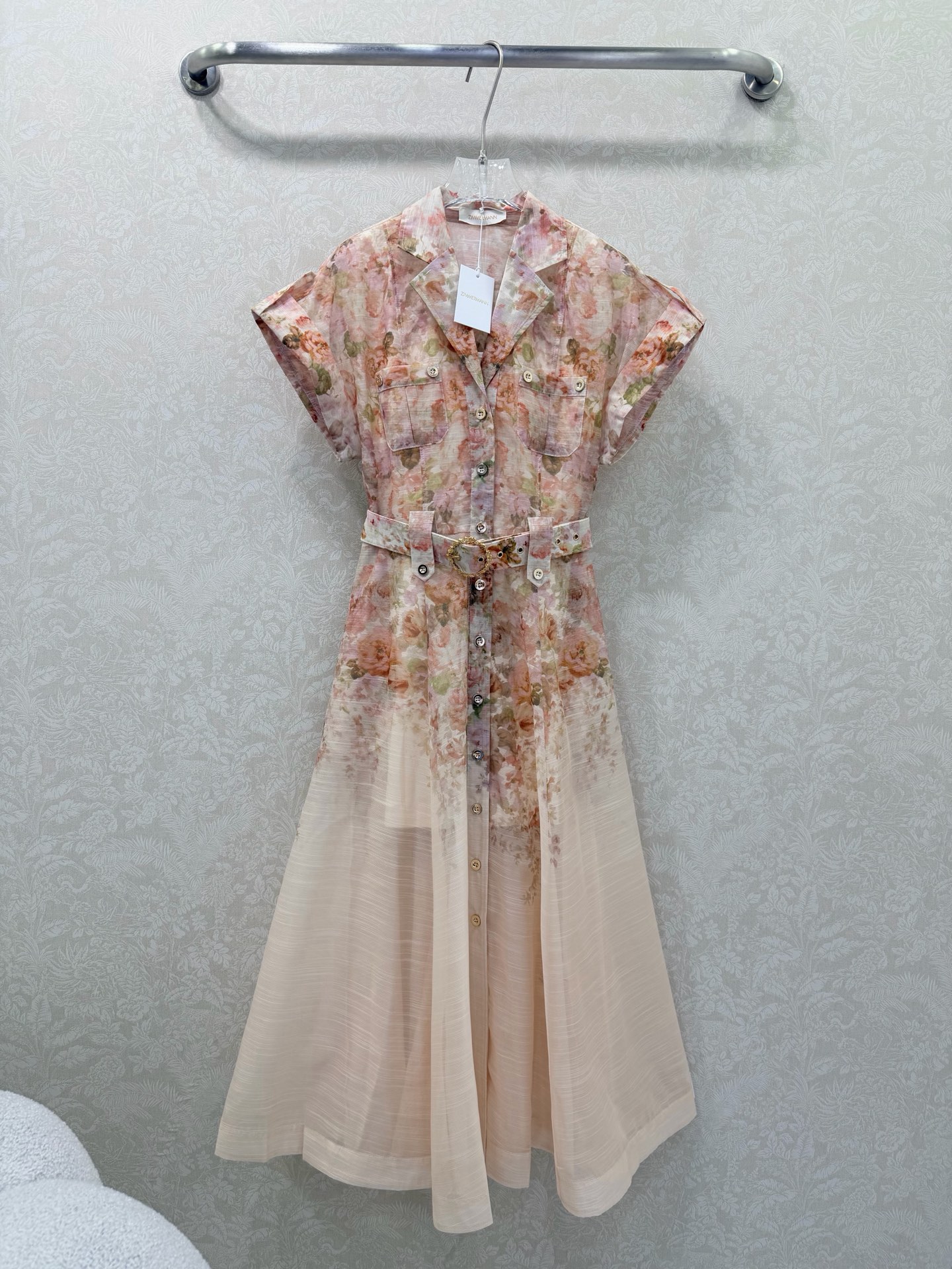 NO:638504,Zimmerman*/Zimmerman 26 new styles and colors are shipped in early spring. Long dress with rolled sleeves and lapels. Single-breasted design. Sweet and romantic skirt printing meets the hot summer. Lapel design reveals elegant neck line. Breast pockets are matched with a customized belt of the same color. The skirt is oversized and full of sincerity. Super invincible fairy style. 4 colors and 4 sizes SMLXLB, Zimmerman-clothing, skirts, alexander wang19860909Zimmerman*兹/默曼 26早春新款新花色出货 翻领卷边袖长款连衣裙 单排扣设计 裙身印花甜美浪漫邂逅炎炎夏日 翻领设计展露优雅颈线条,胸前口袋搭配同色系定制腰带 裙身超大摆用料诚意满满 超无敌仙女款 .4色4码SMLXLB,兹默曼-服装,skirts,alexander wang,Women's clothing